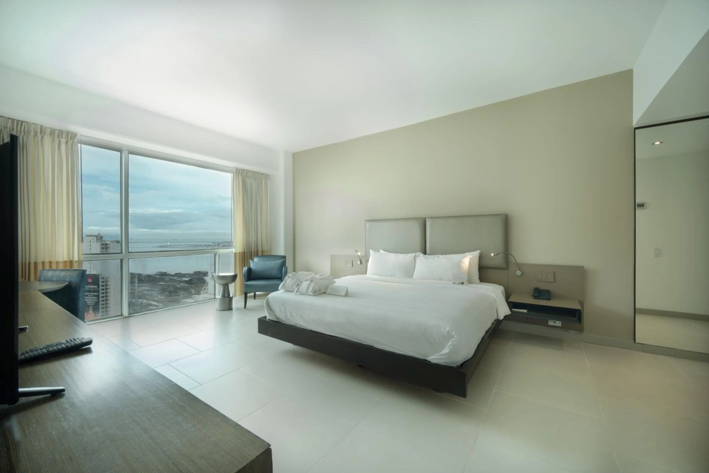 Bedroom, Bed in Decapolis Hotel Panama City