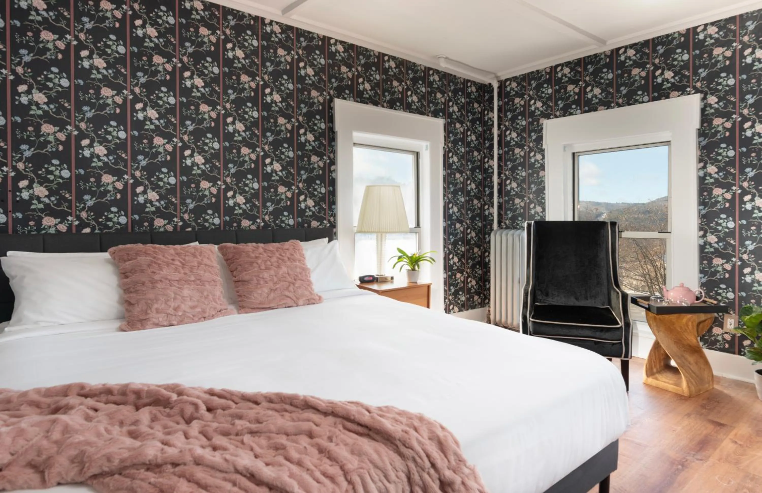 Photo of the whole room, Bed in Thayers Inn