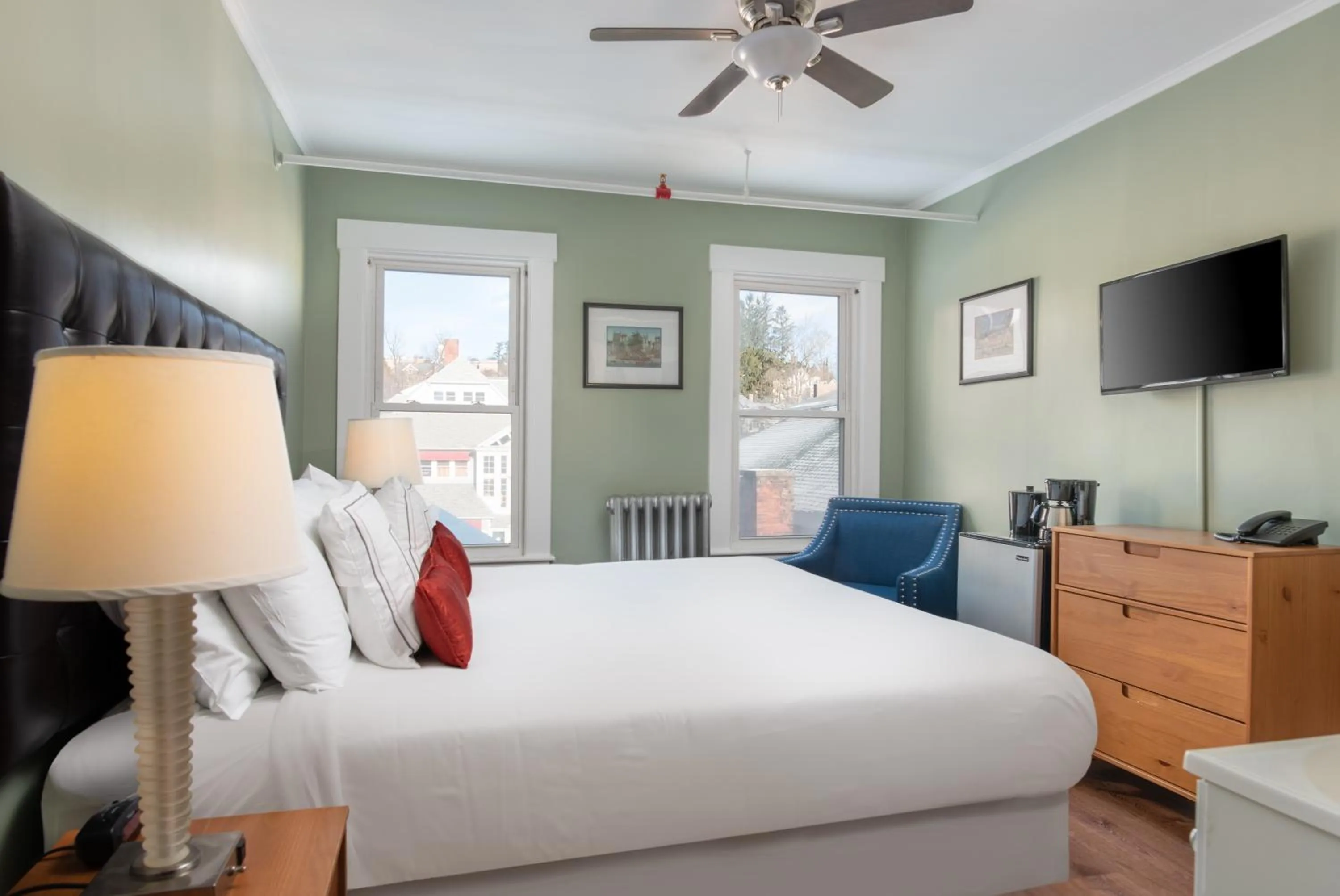 Photo of the whole room, Bed in Thayers Inn