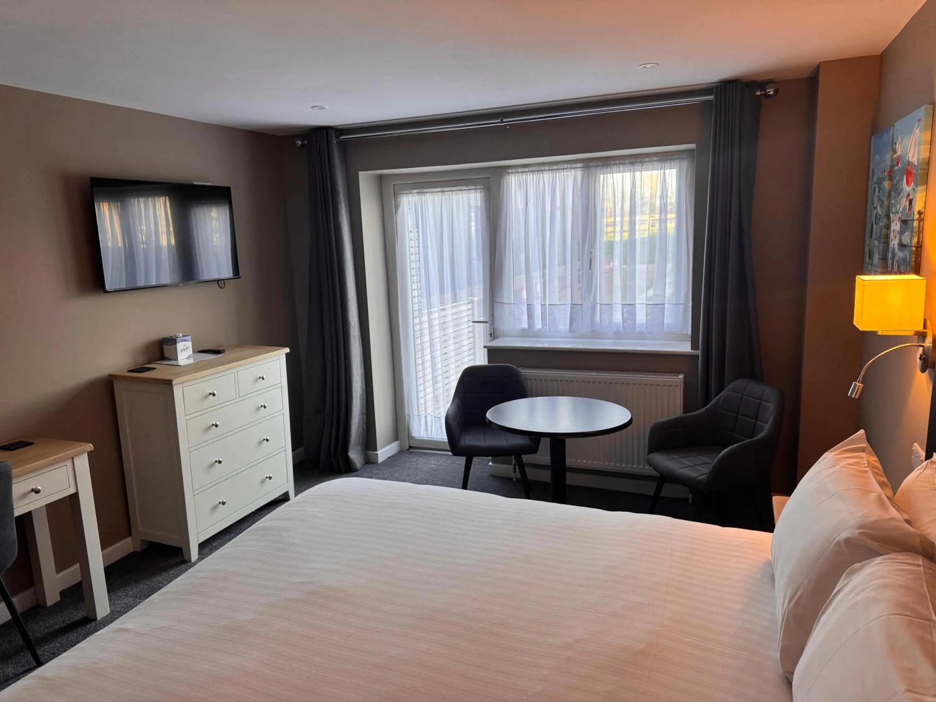 Bedroom, Bed in South Lawn Hotel