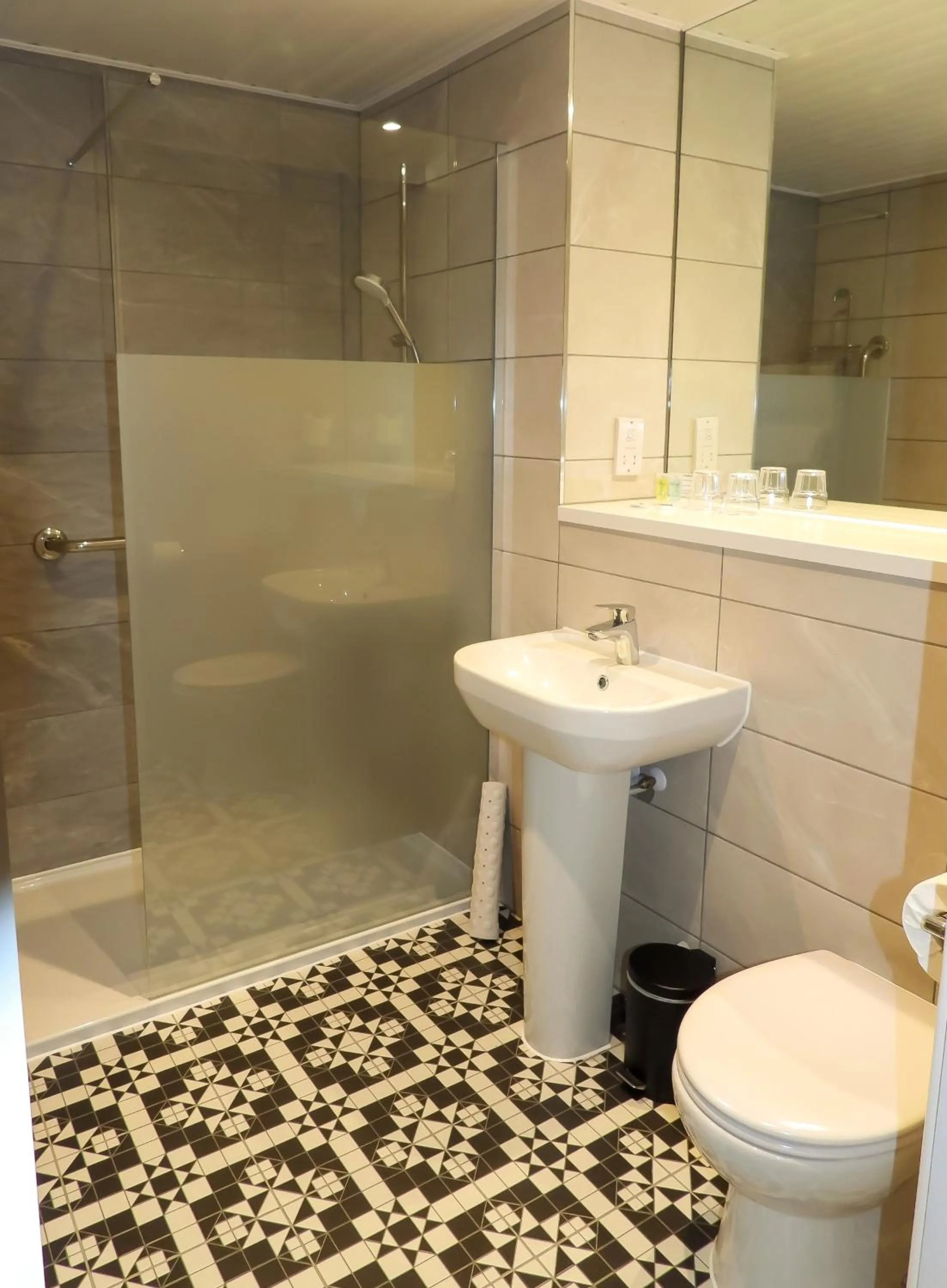 Shower in South Lawn Hotel