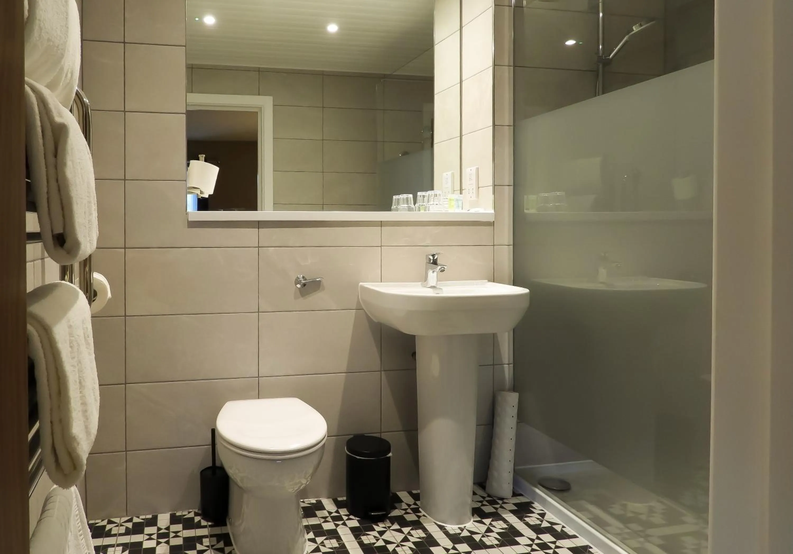 Shower in South Lawn Hotel