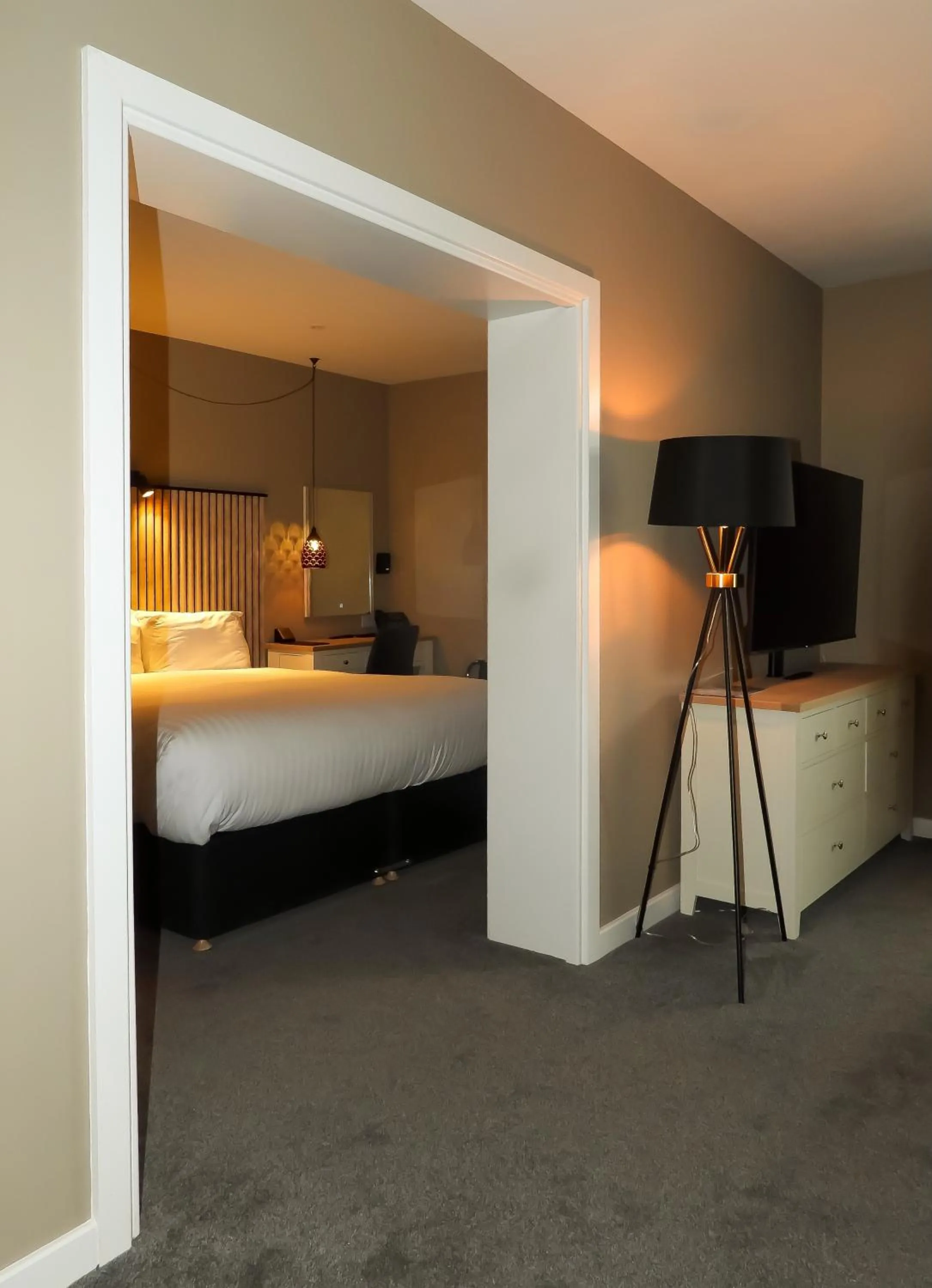 Bedroom, Bed in South Lawn Hotel