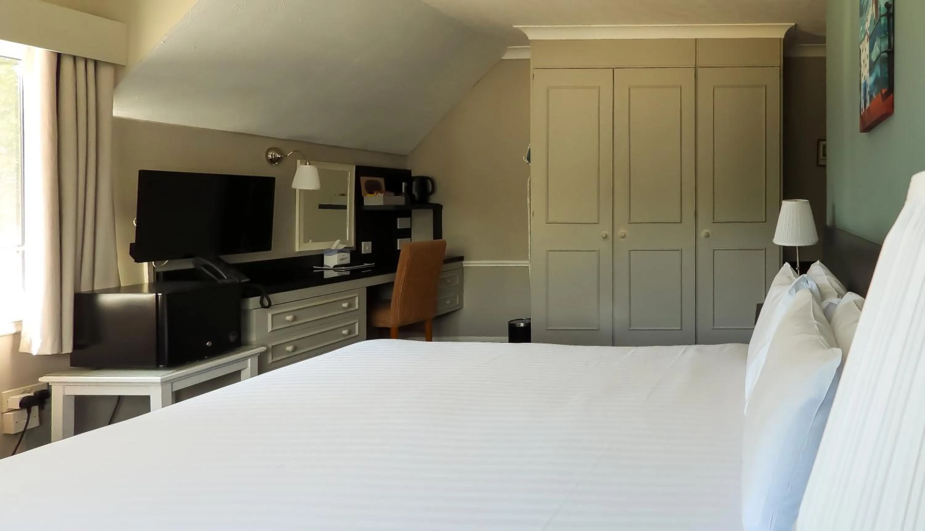 Bedroom, Bed in South Lawn Hotel