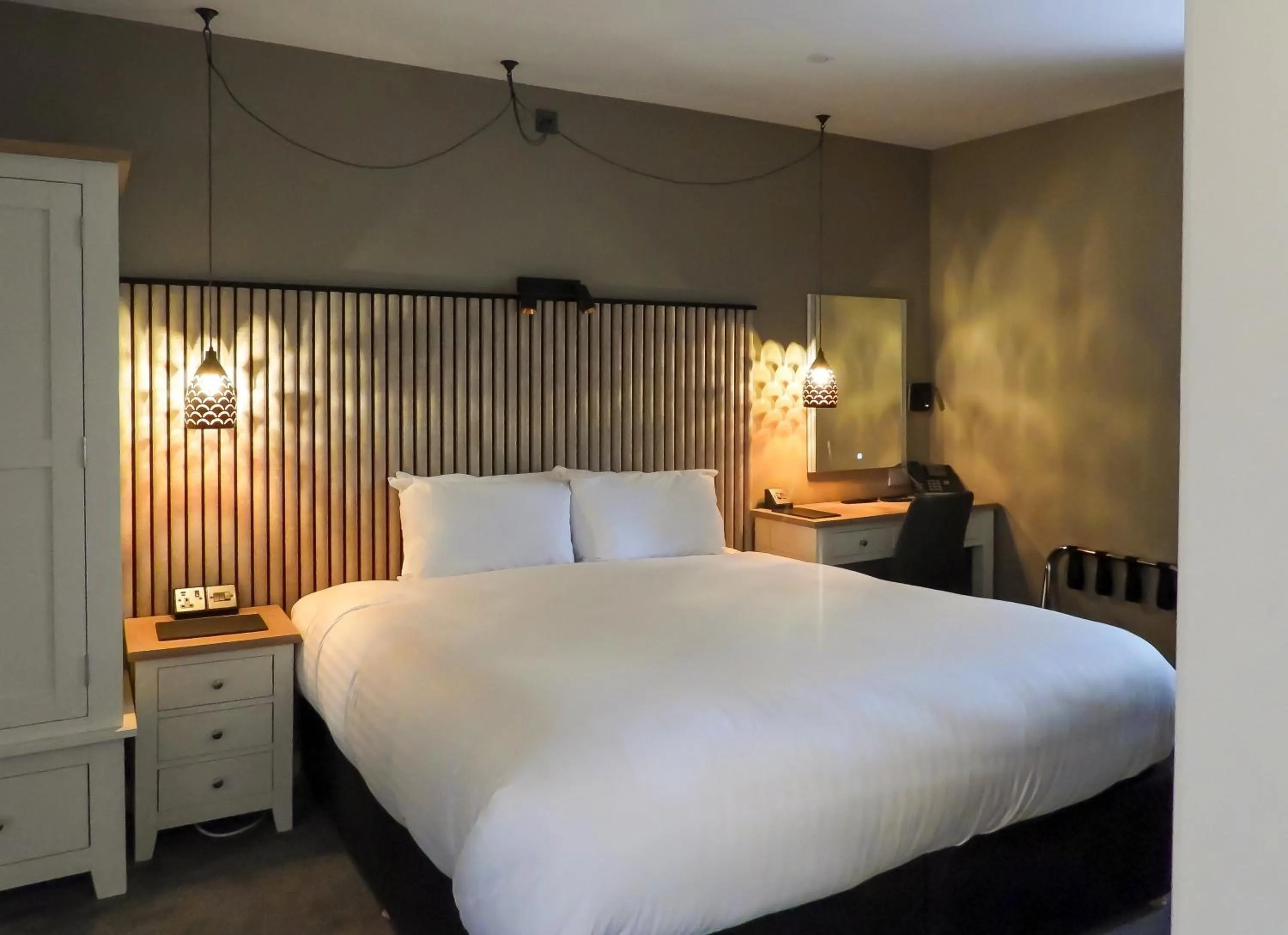 Bedroom, Bed in South Lawn Hotel