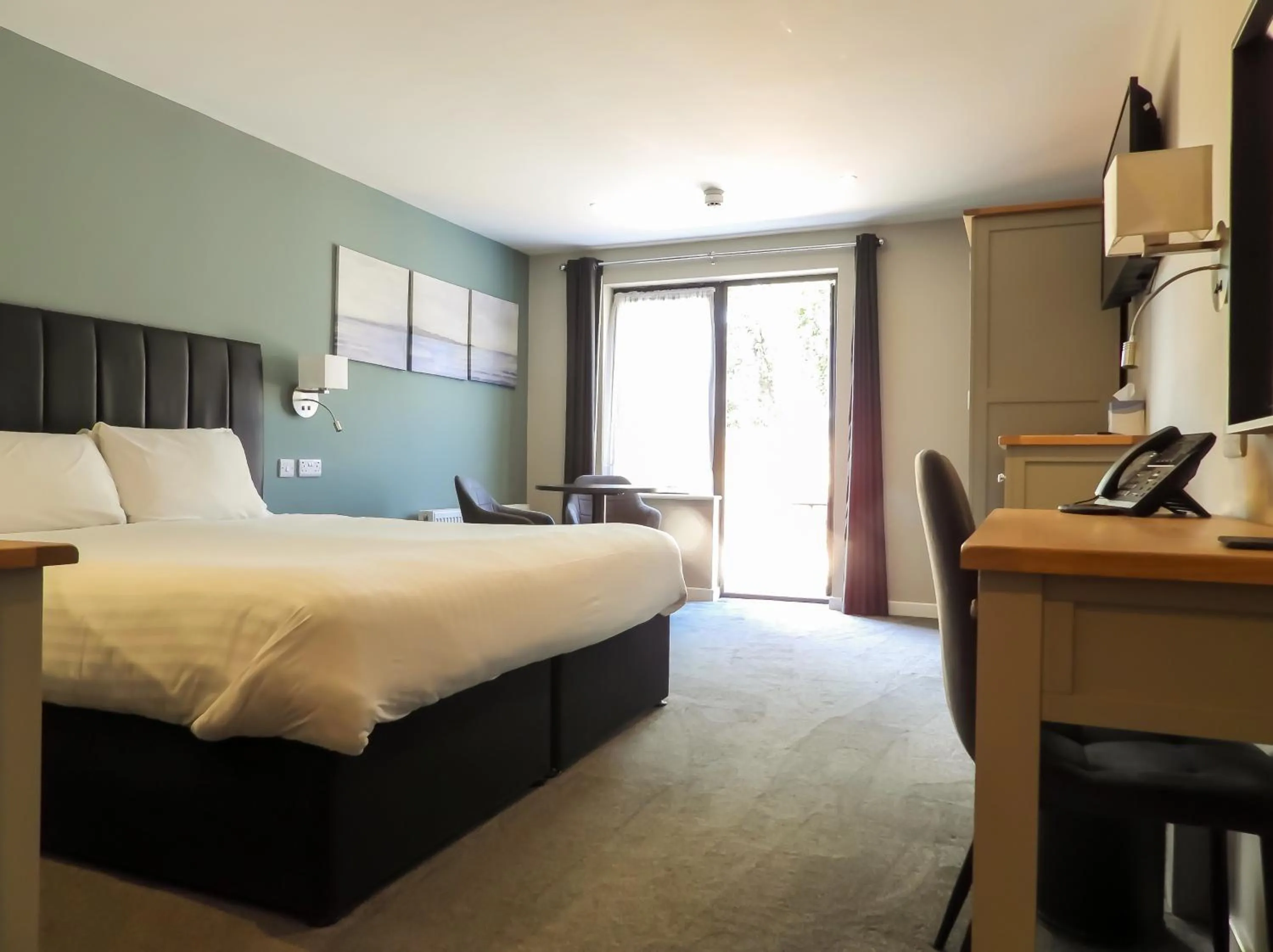 Bed in South Lawn Hotel