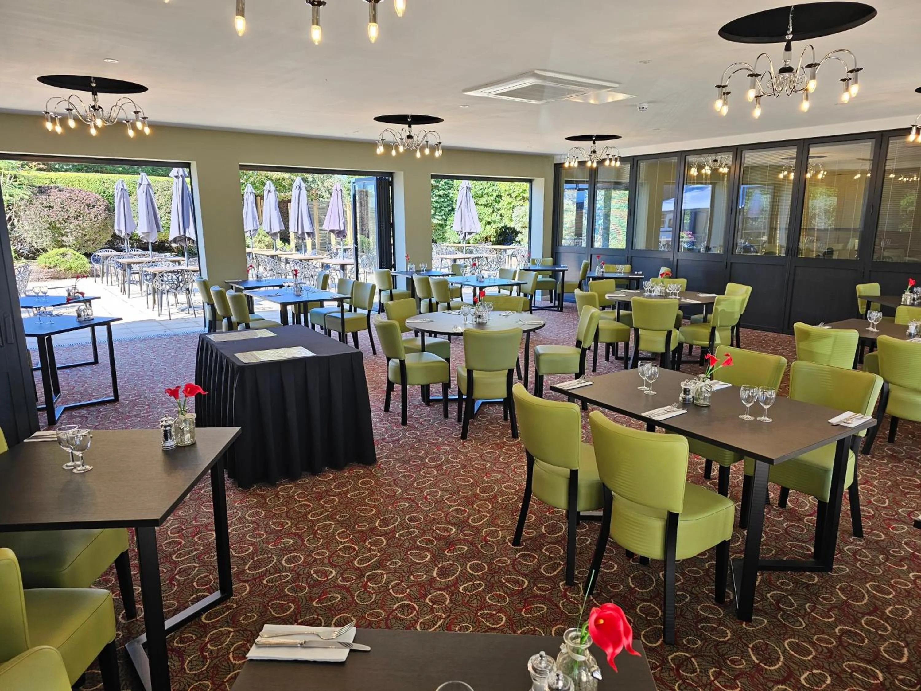 Restaurant/places to eat in South Lawn Hotel