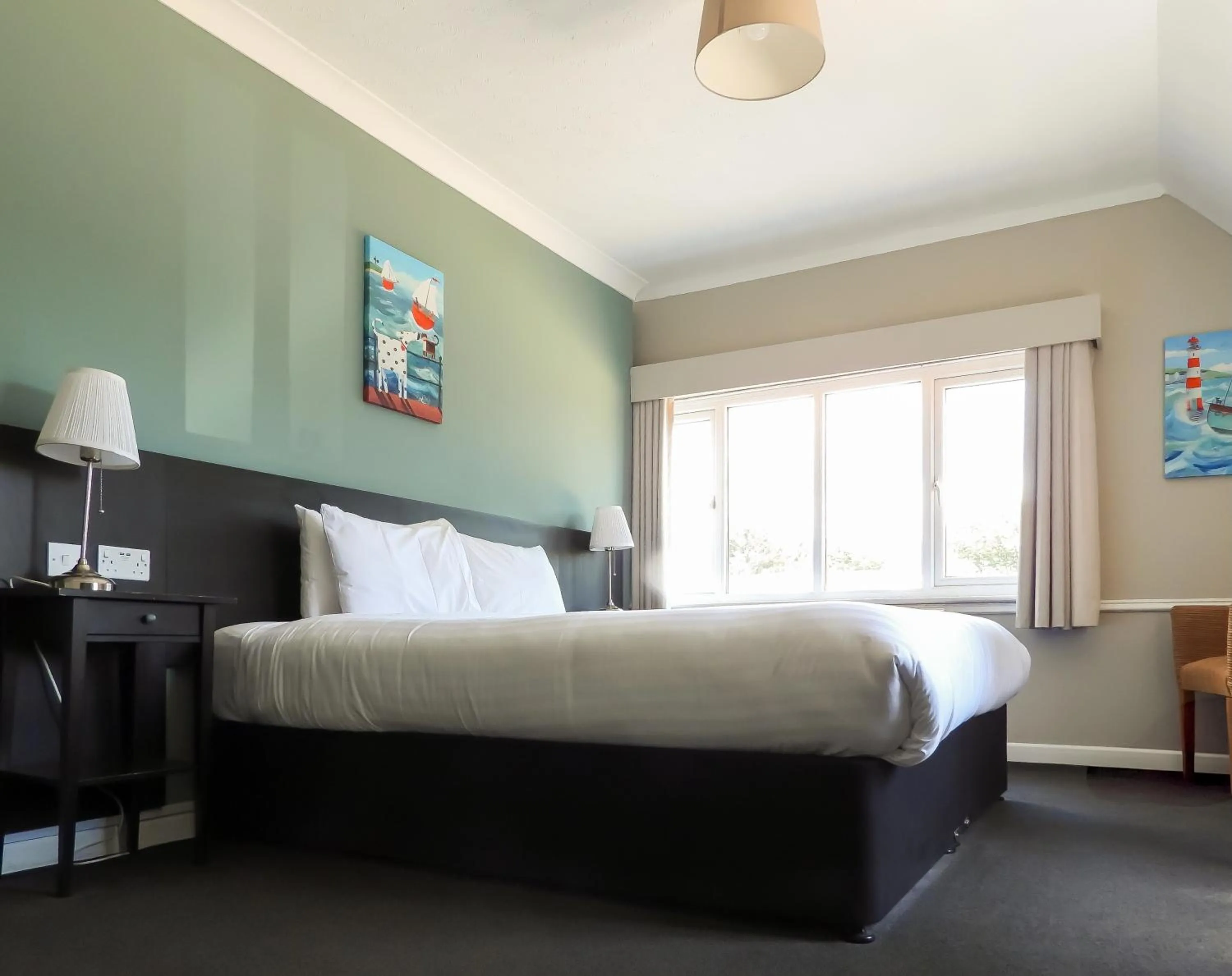 Bedroom, Bed in South Lawn Hotel