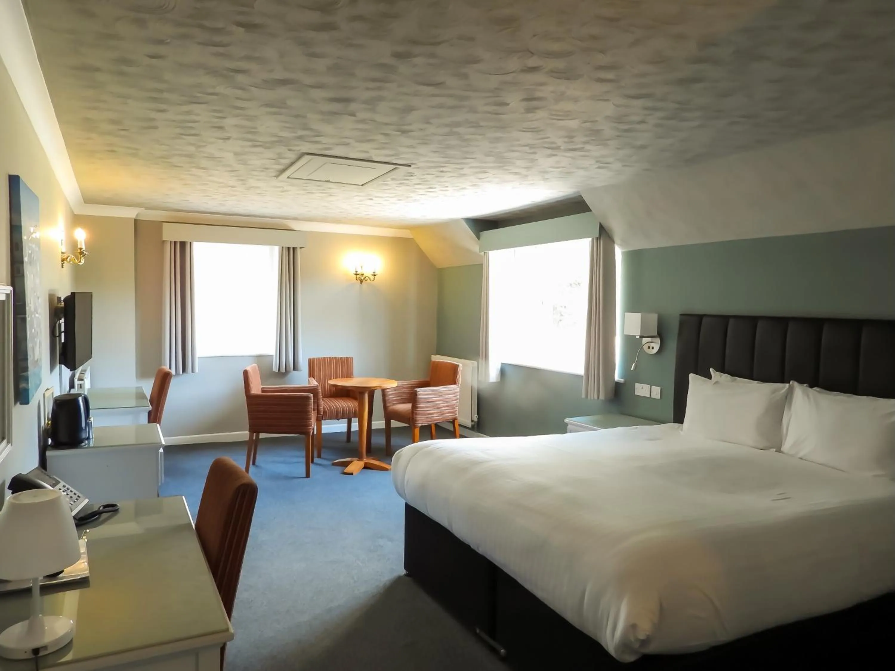 Photo of the whole room, Bed in South Lawn Hotel