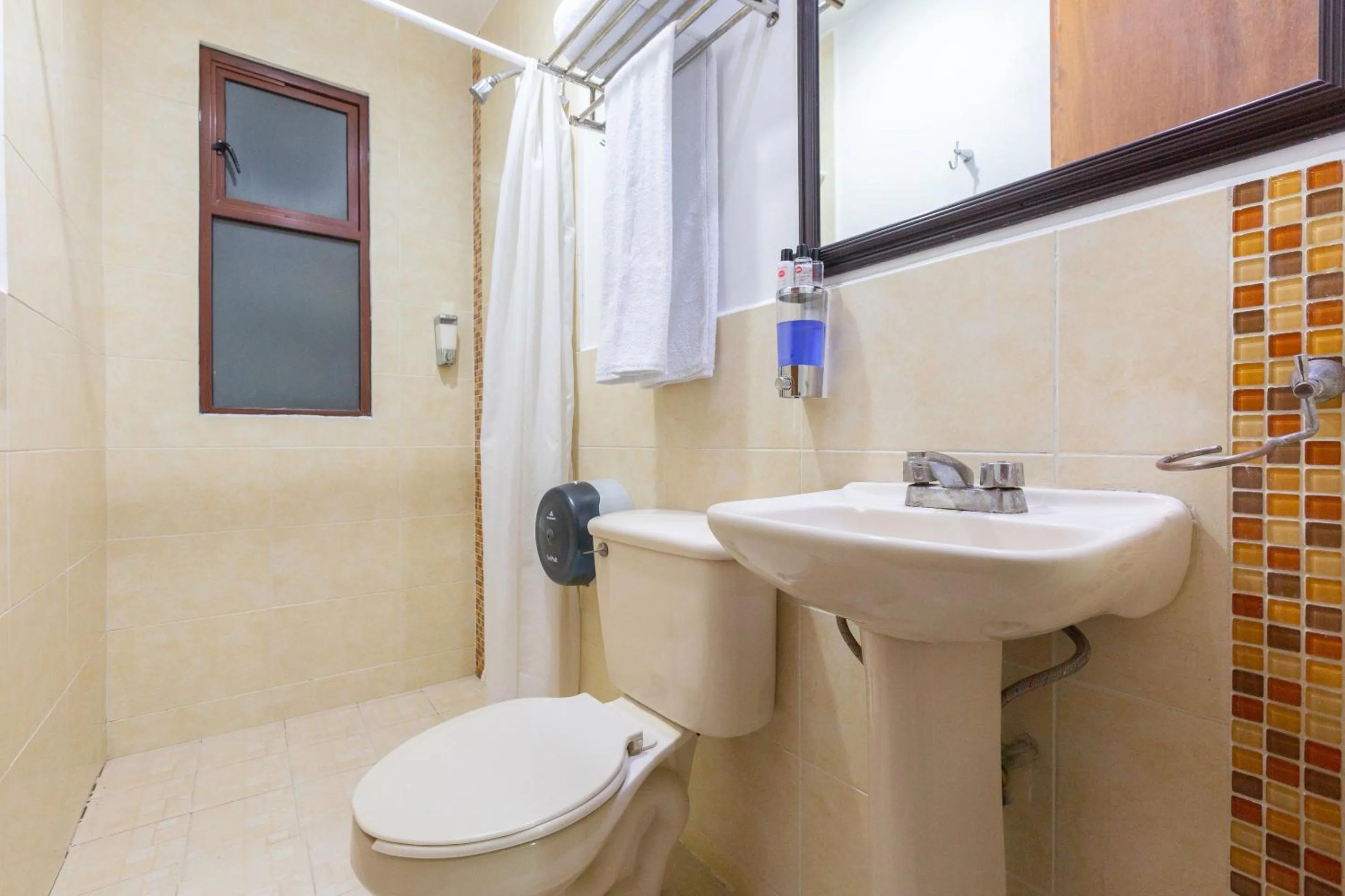 Bathroom in Capital O Oaxaca Guest Hotel