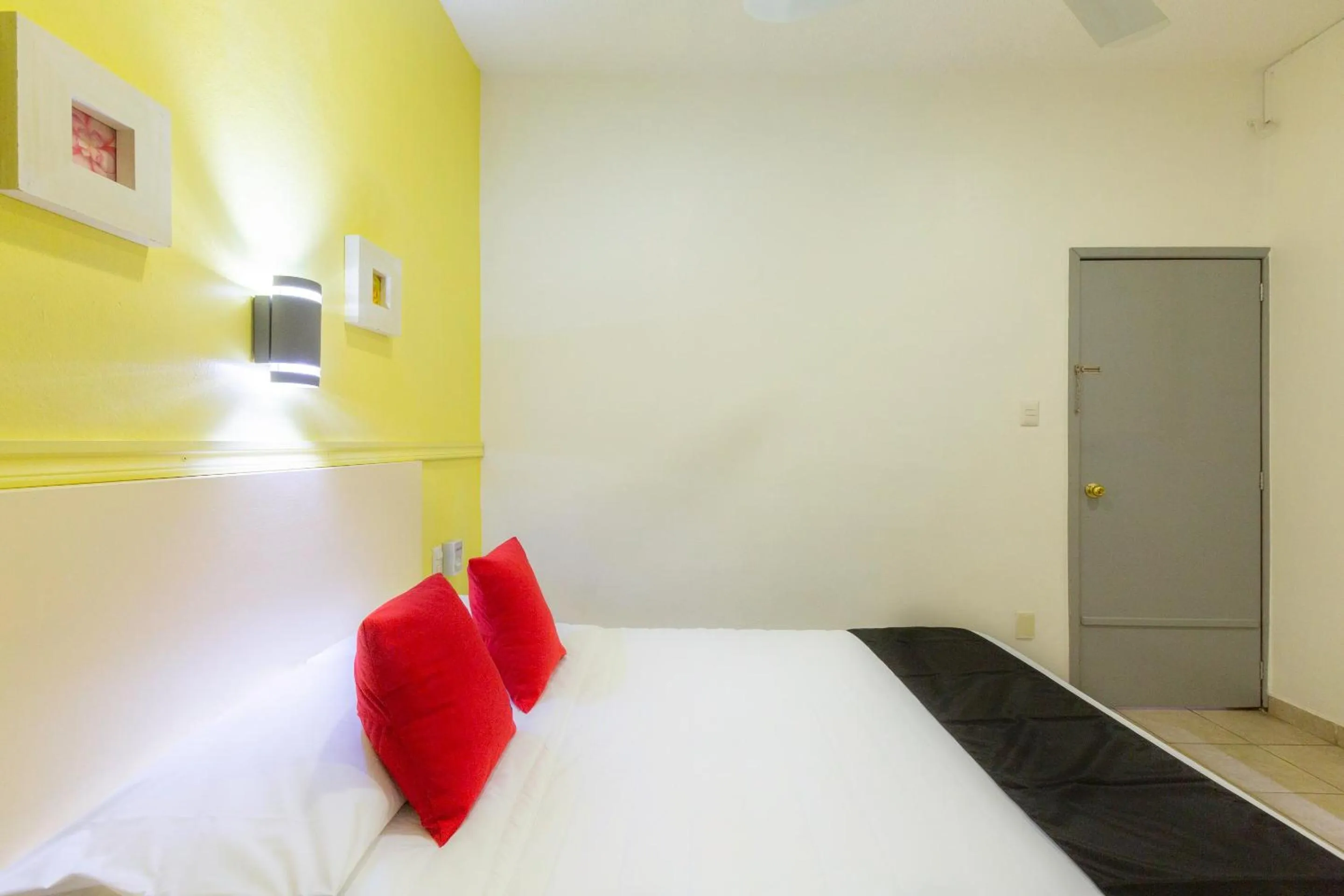 Bedroom in Capital O Oaxaca Guest Hotel