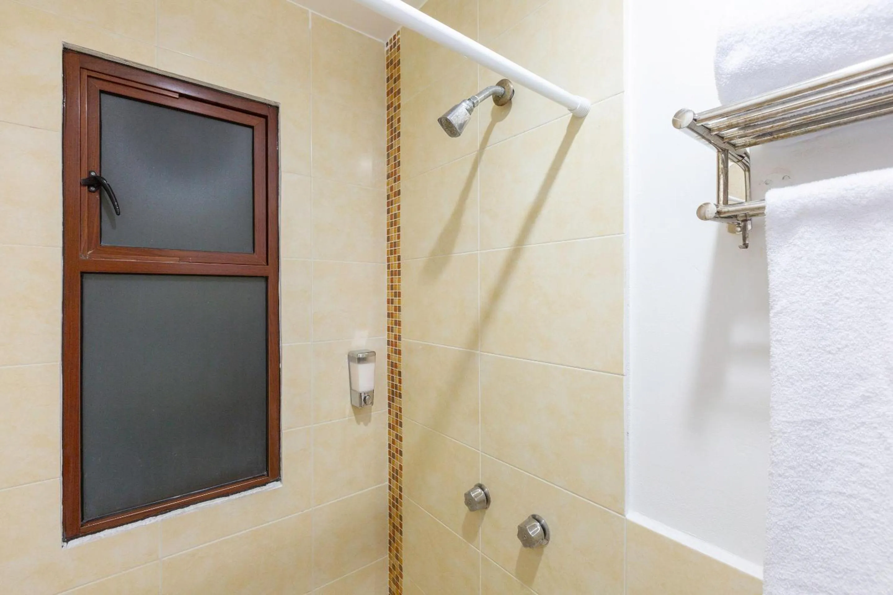 Bathroom in Capital O Oaxaca Guest Hotel