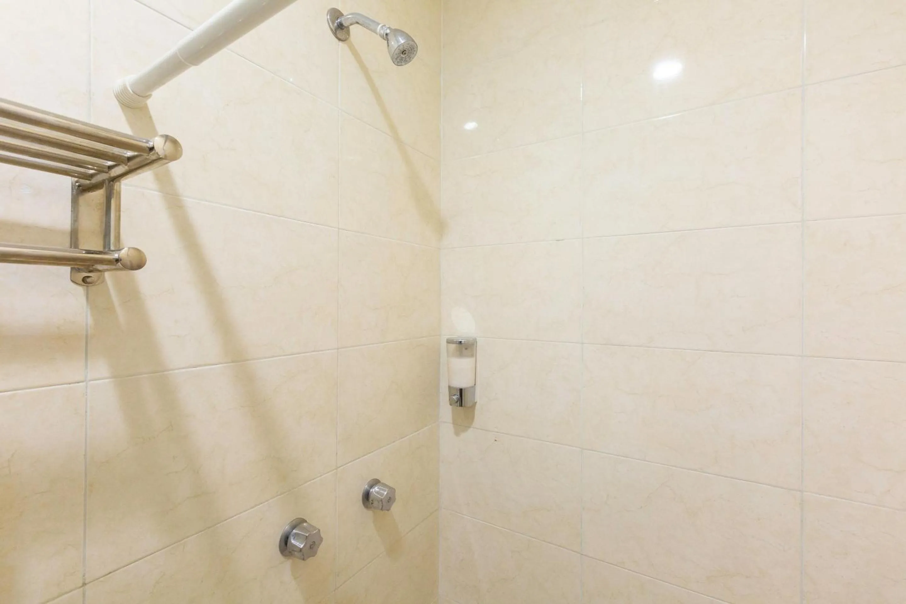 Bathroom in Capital O Oaxaca Guest Hotel