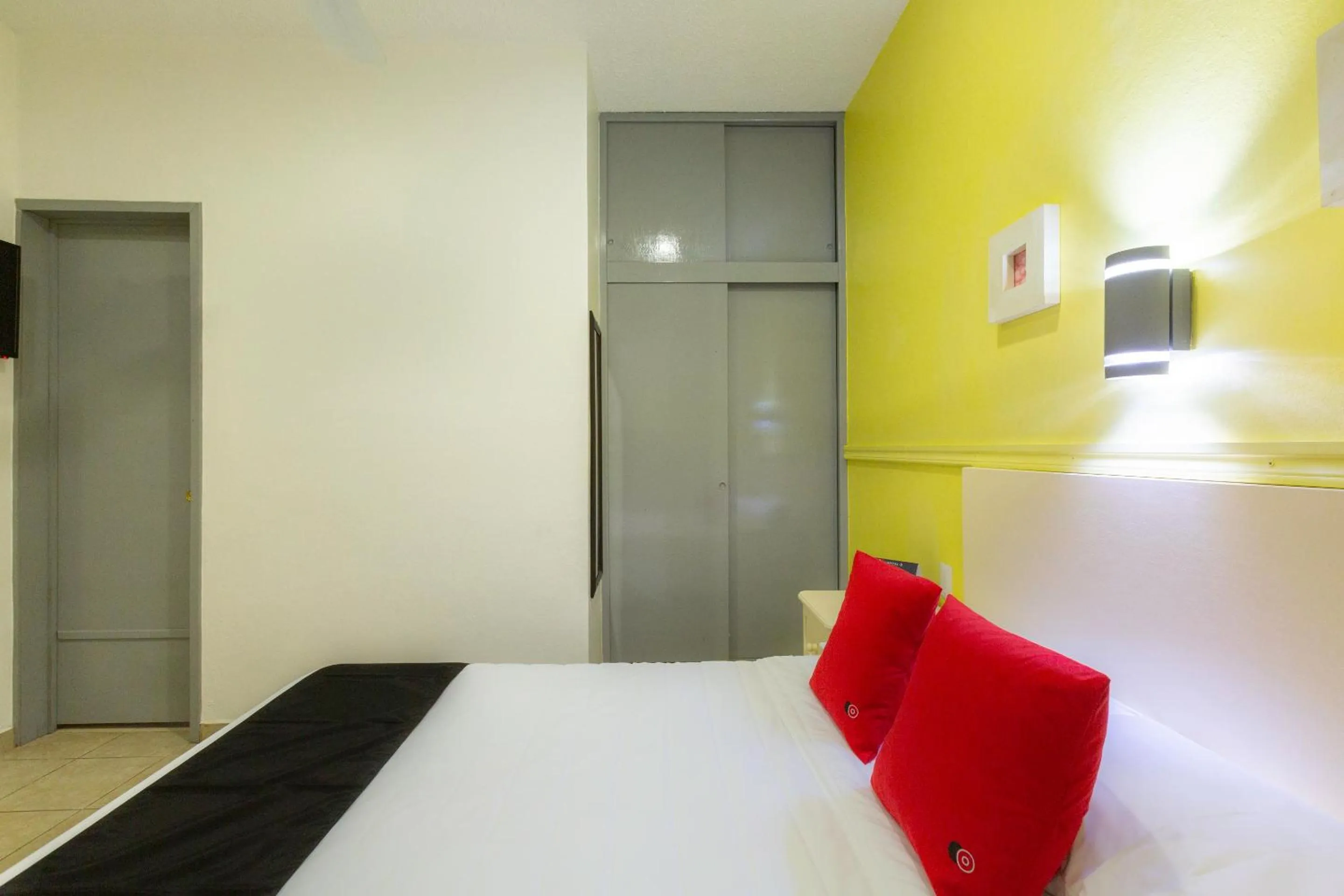 Bedroom in Capital O Oaxaca Guest Hotel