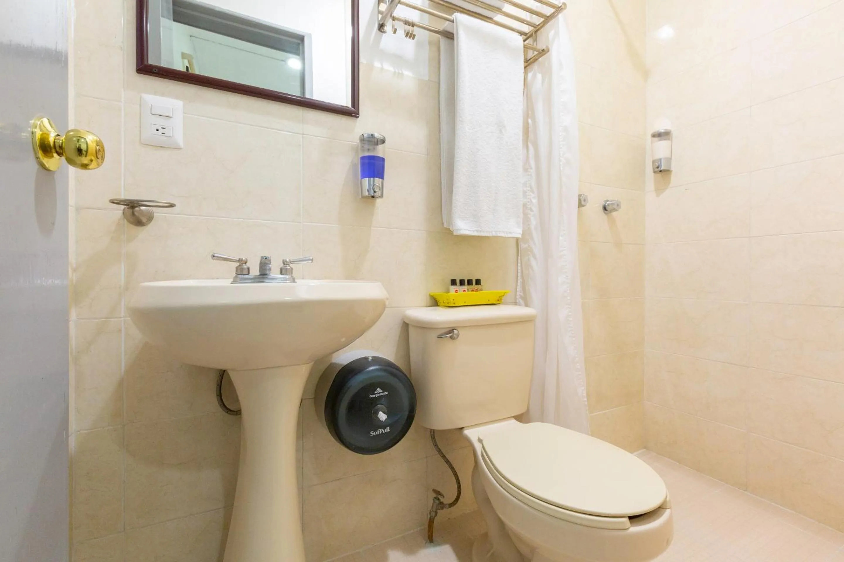 Bathroom in Capital O Oaxaca Guest Hotel