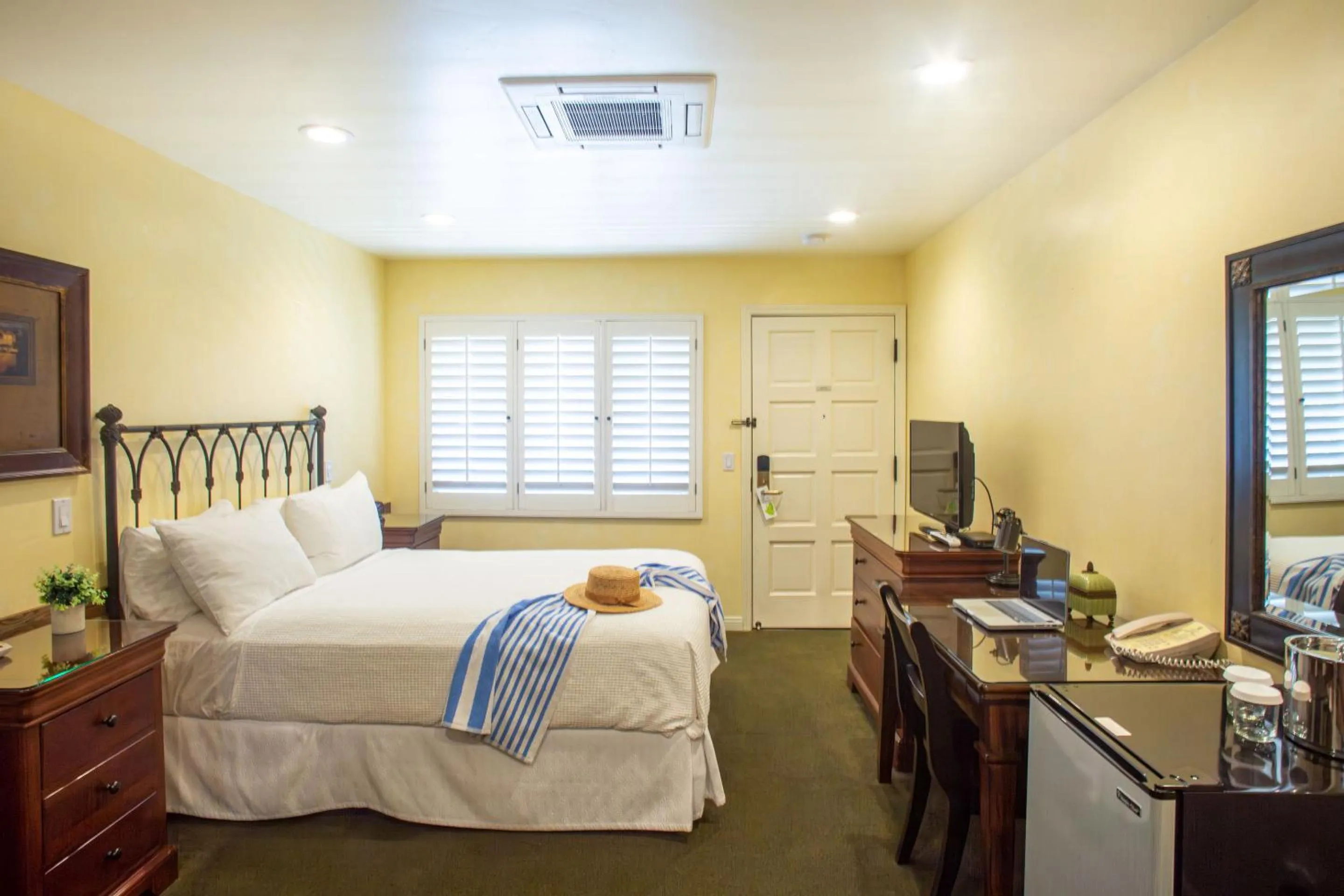 Bed in Castillo Inn at the Beach