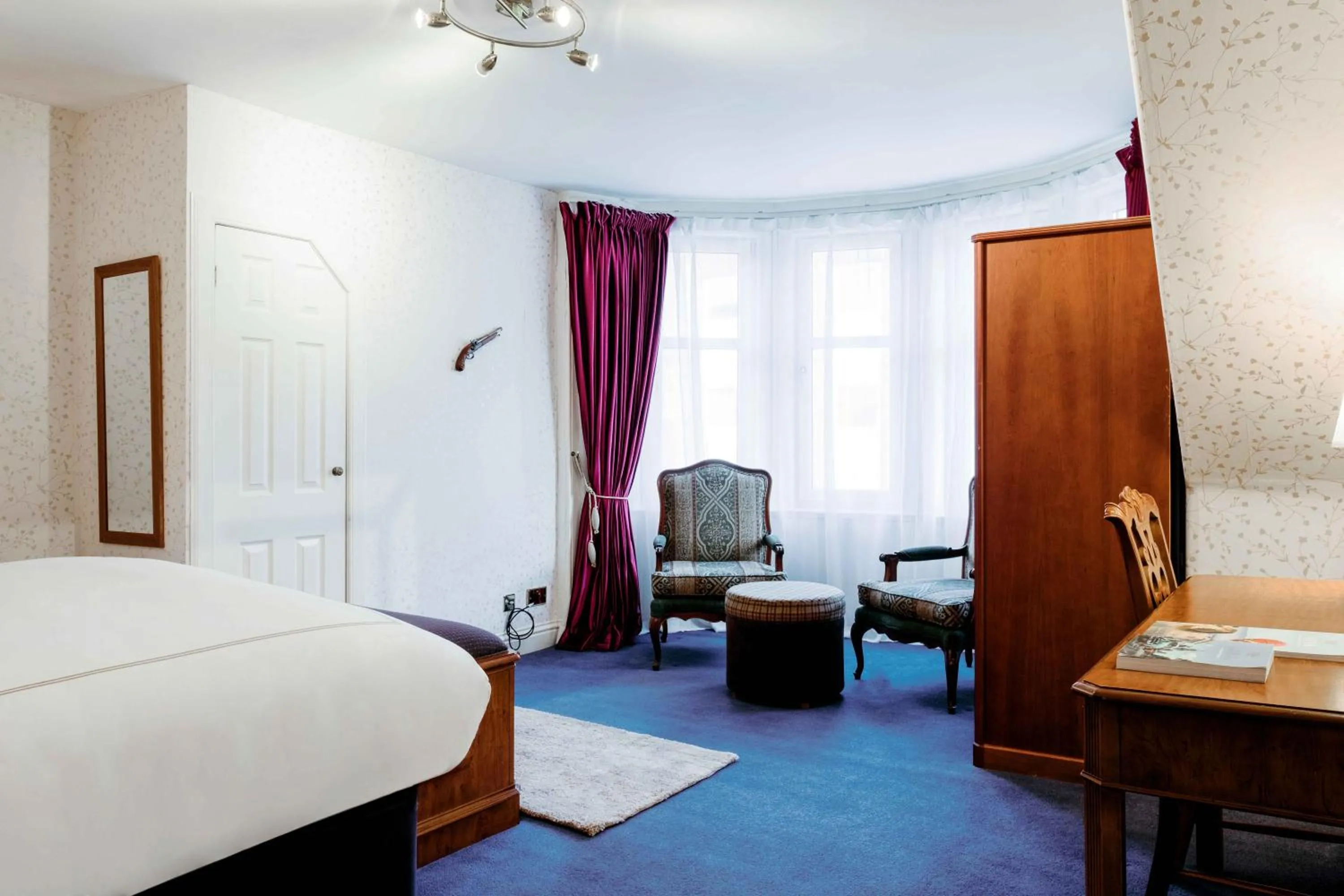 Photo of the whole room, Bed in Muthu Queens Hotel, Oban