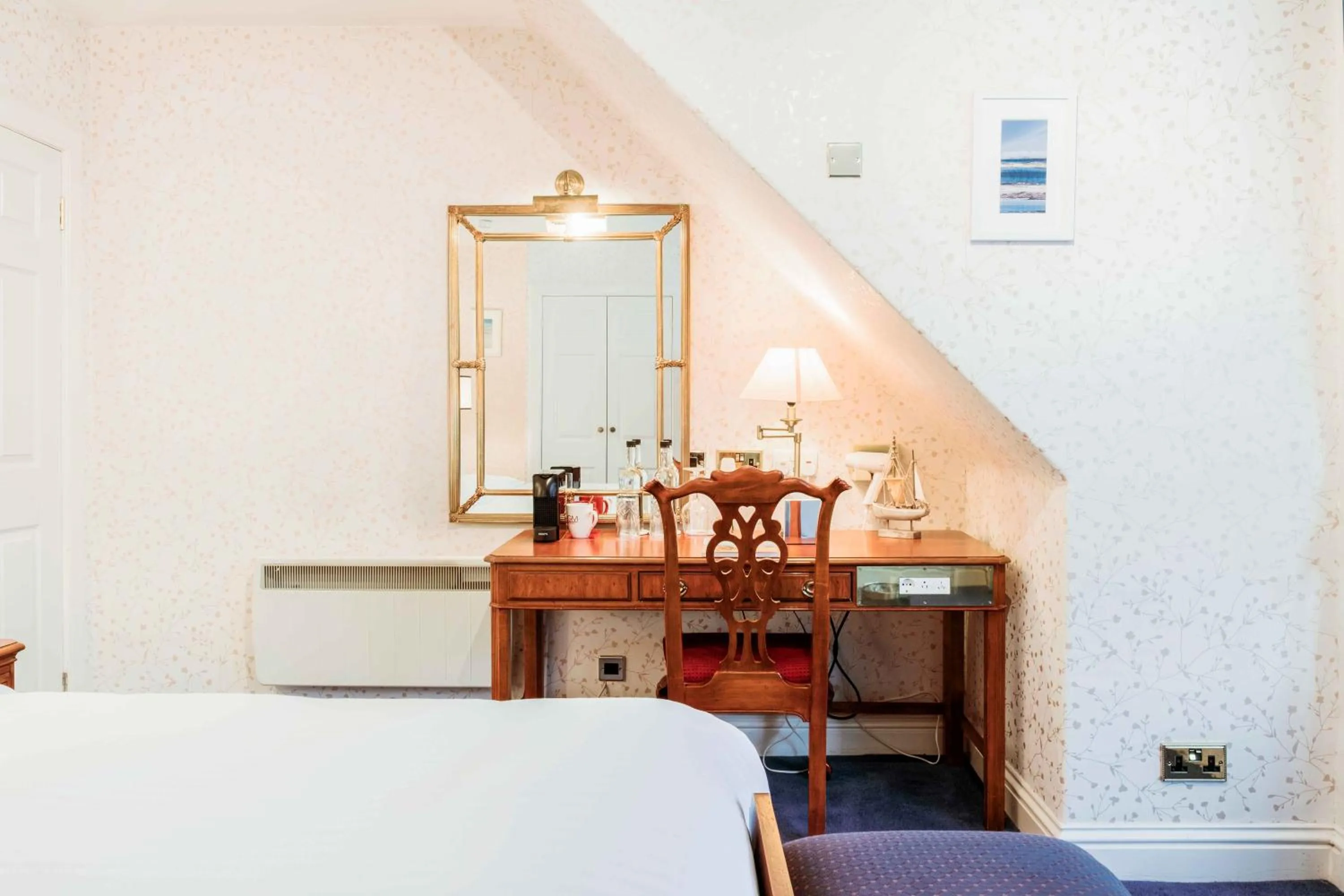 hair dresser, Bed in Muthu Queens Hotel, Oban