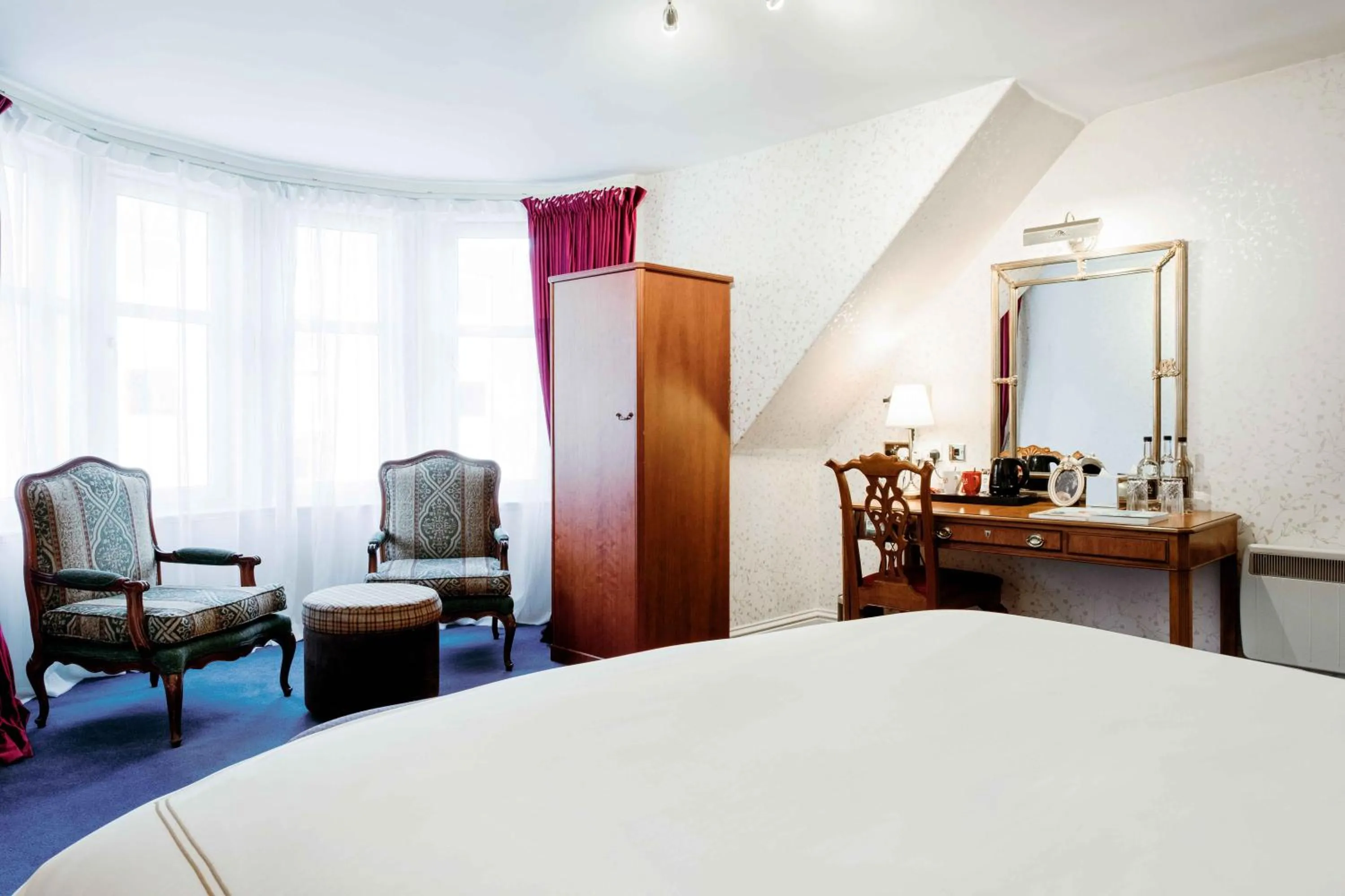 Seating area, Bed in Muthu Queens Hotel, Oban