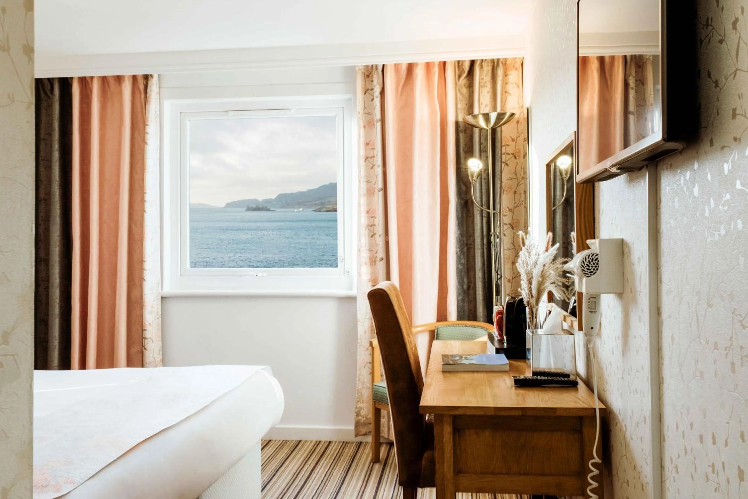 TV and multimedia, Bed in Muthu Queens Hotel, Oban