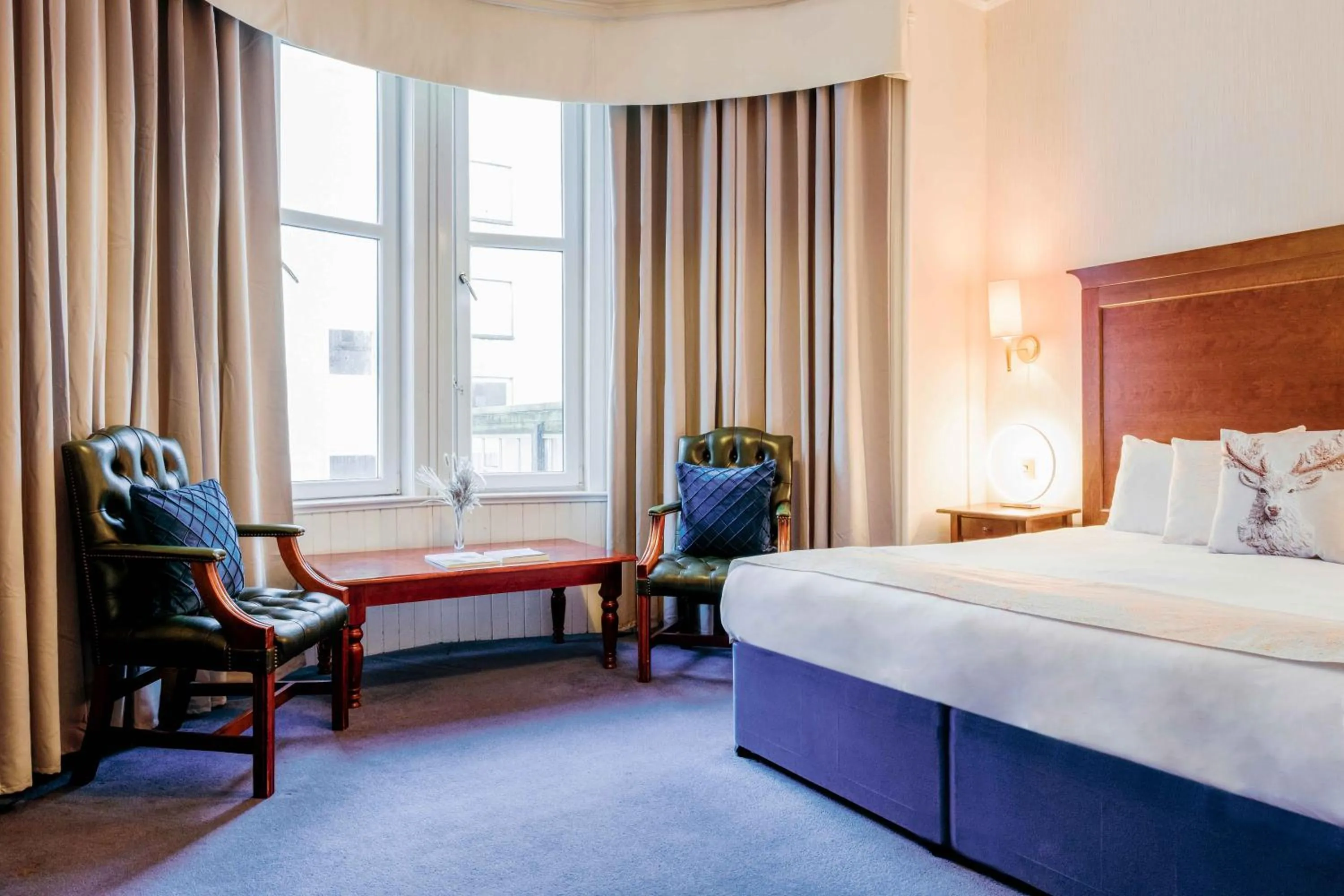 Photo of the whole room, Bed in Muthu Queens Hotel, Oban