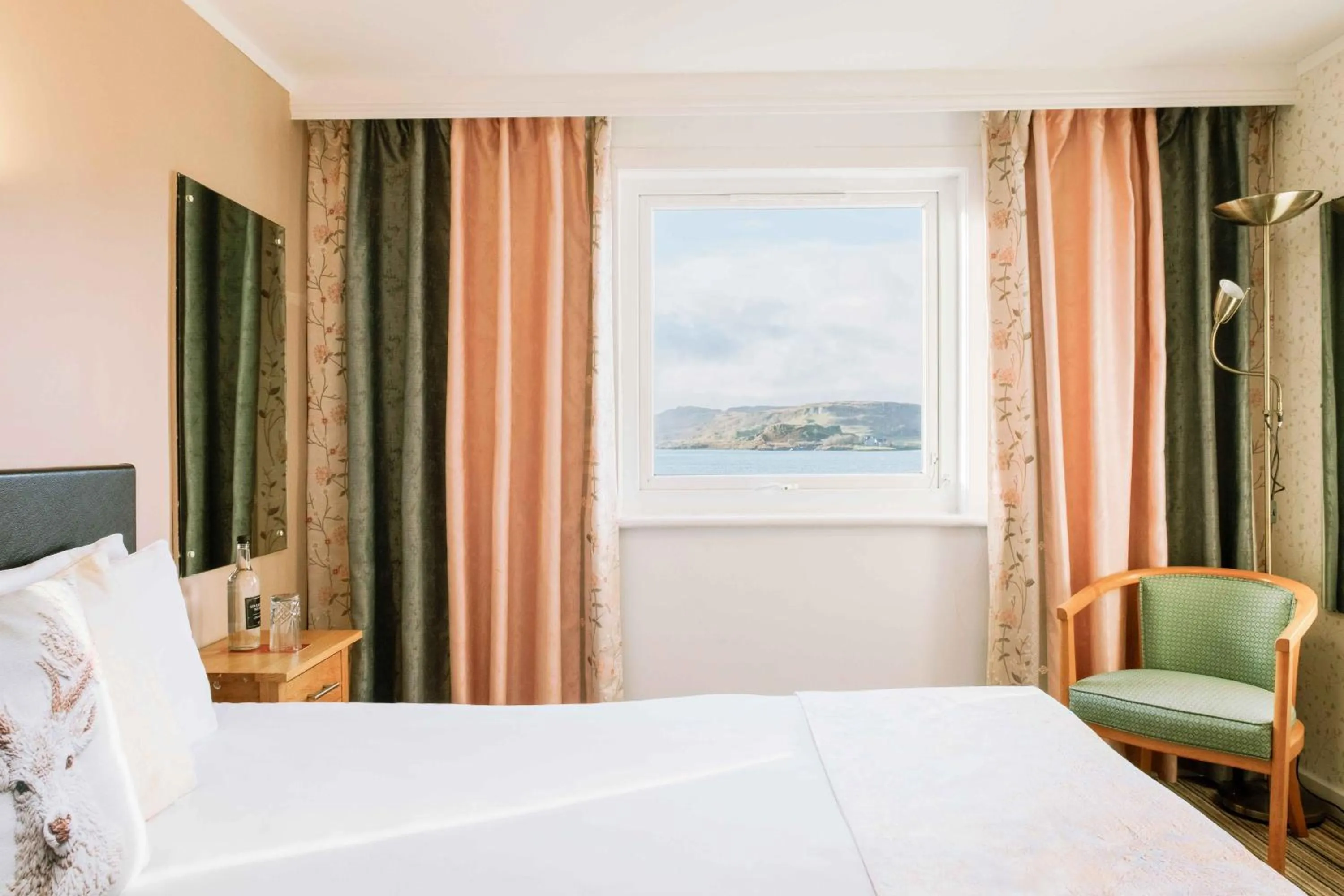 Natural landscape, Bed in Muthu Queens Hotel, Oban