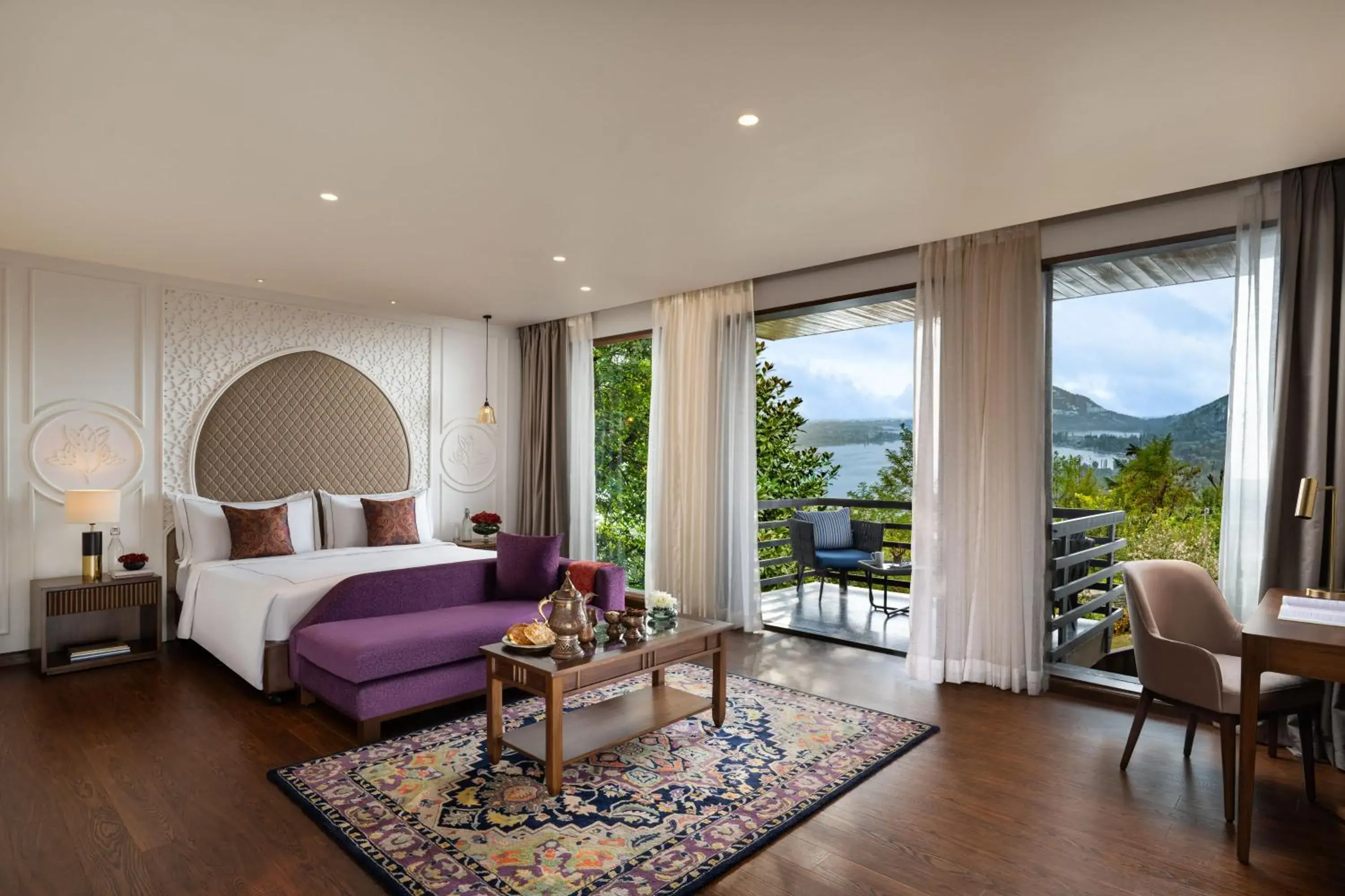 Bed in Taj Dal View Srinagar Bed in Taj Dal View Srinagar