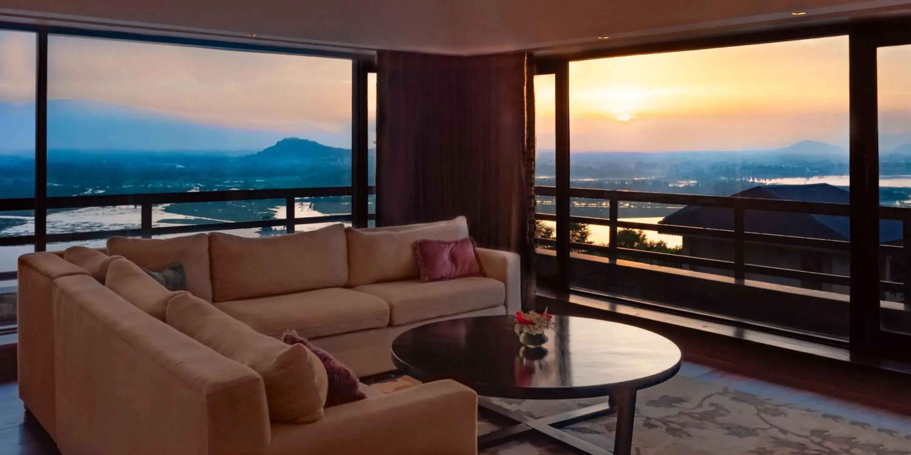 Living room in Taj Dal View Srinagar Living room in Taj Dal View Srinagar