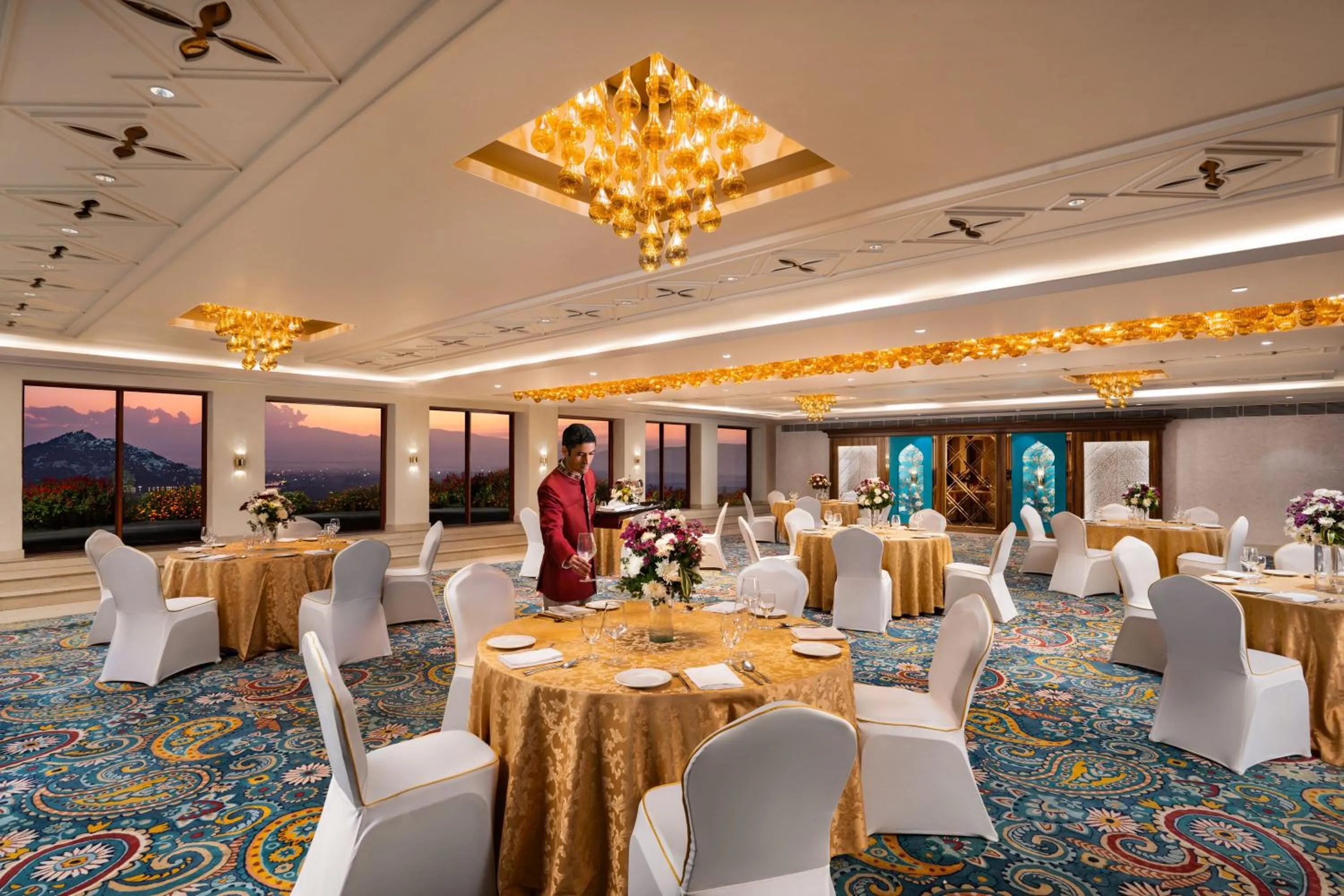 Banquet/Function facilities in Taj Dal View Srinagar