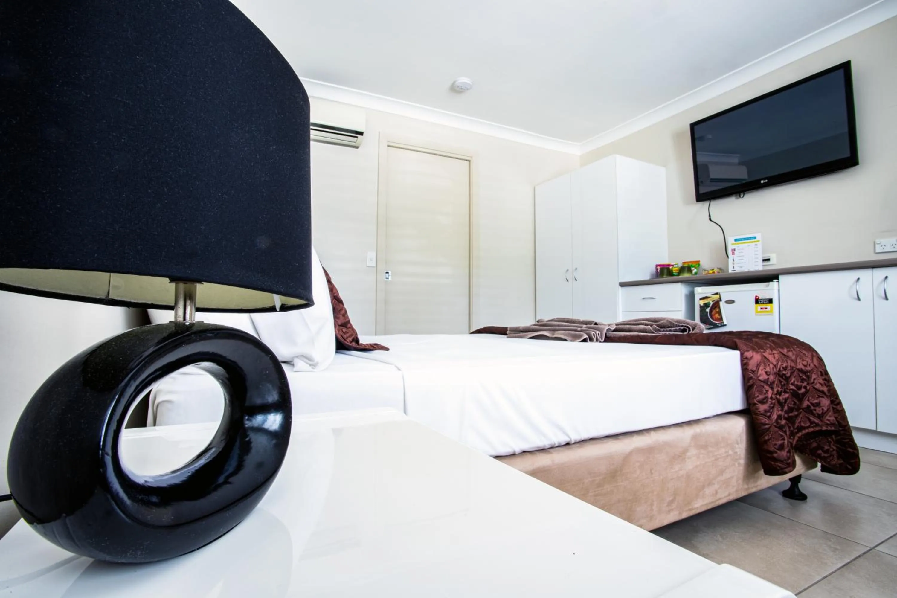 Bedroom, Bed in Tropicana Motel