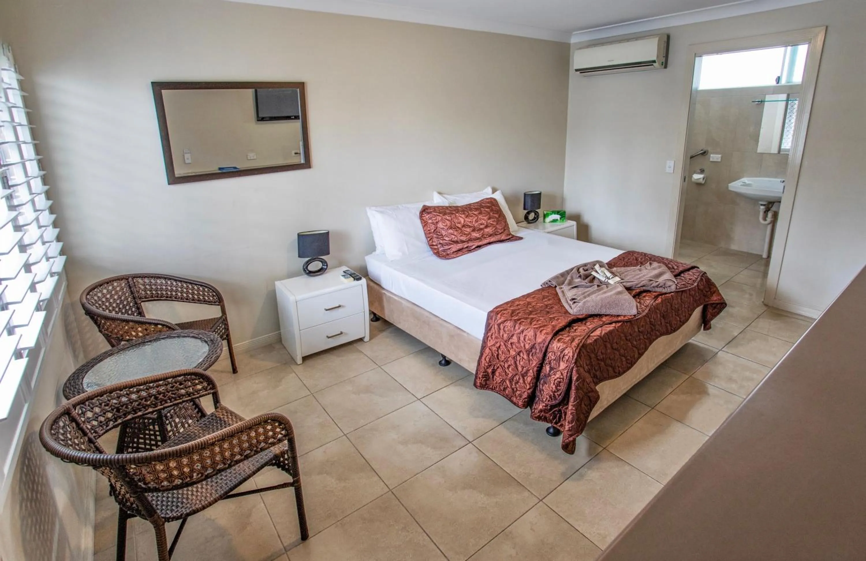 Bedroom, Bed in Tropicana Motel