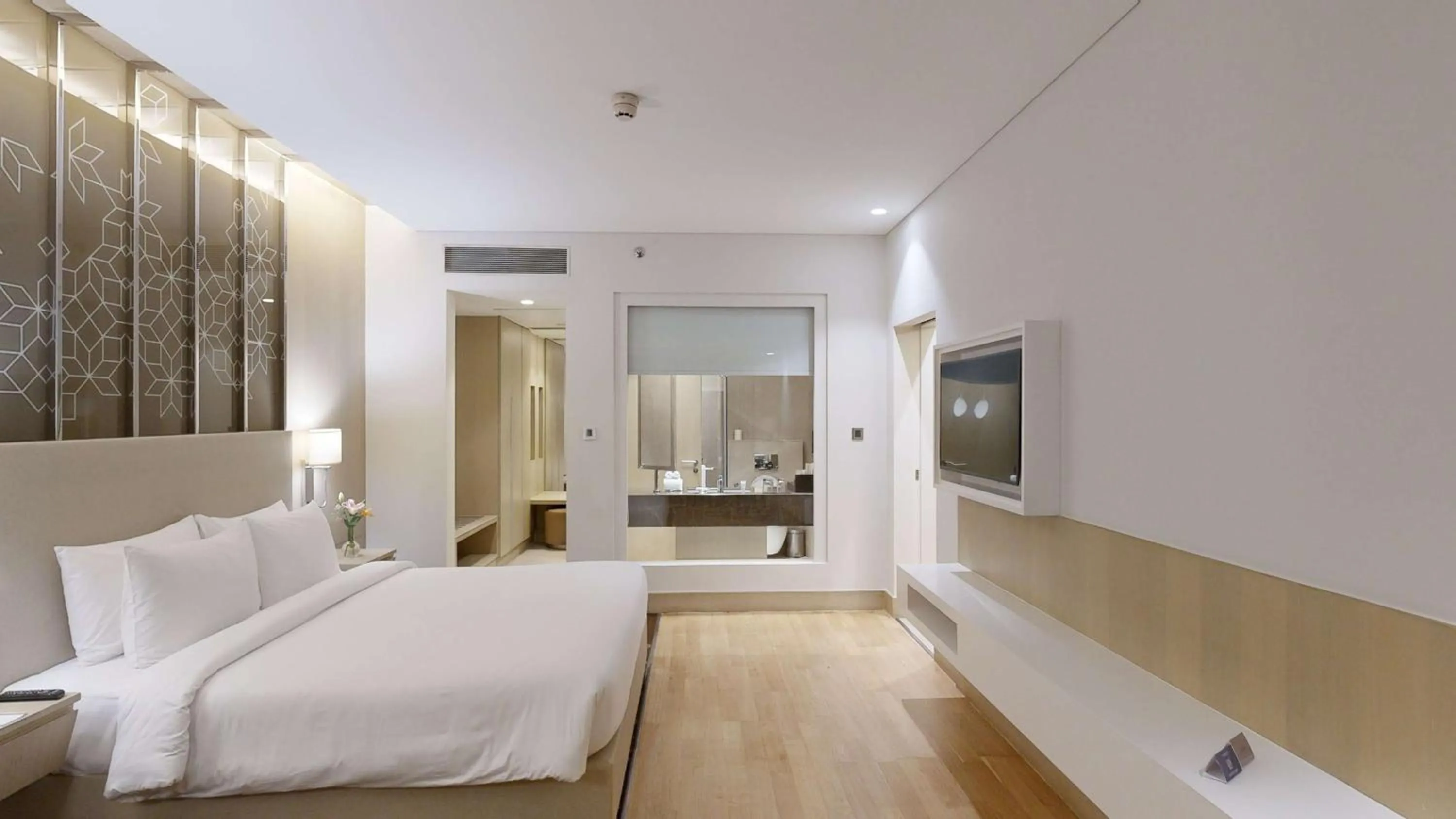 Photo of the whole room, Bed in Radisson Gurugram Udyog Vihar