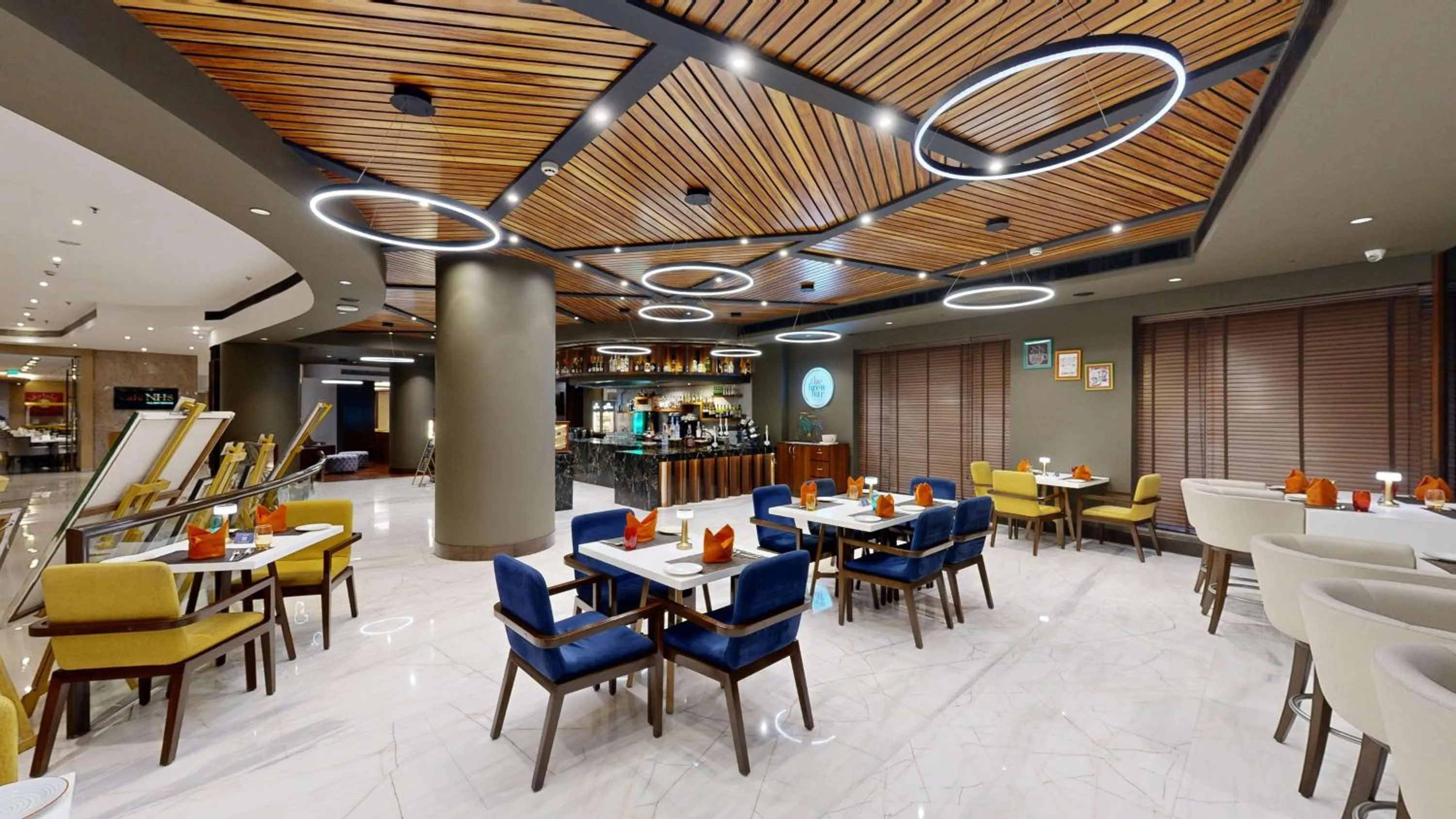 Lounge or bar in Radisson Gurugram Udyog Vihar