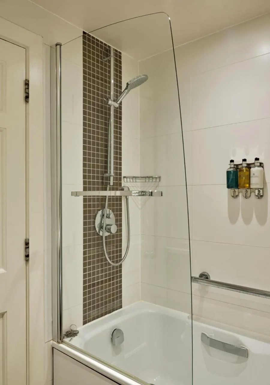 Shower in Montagu Place Hotel