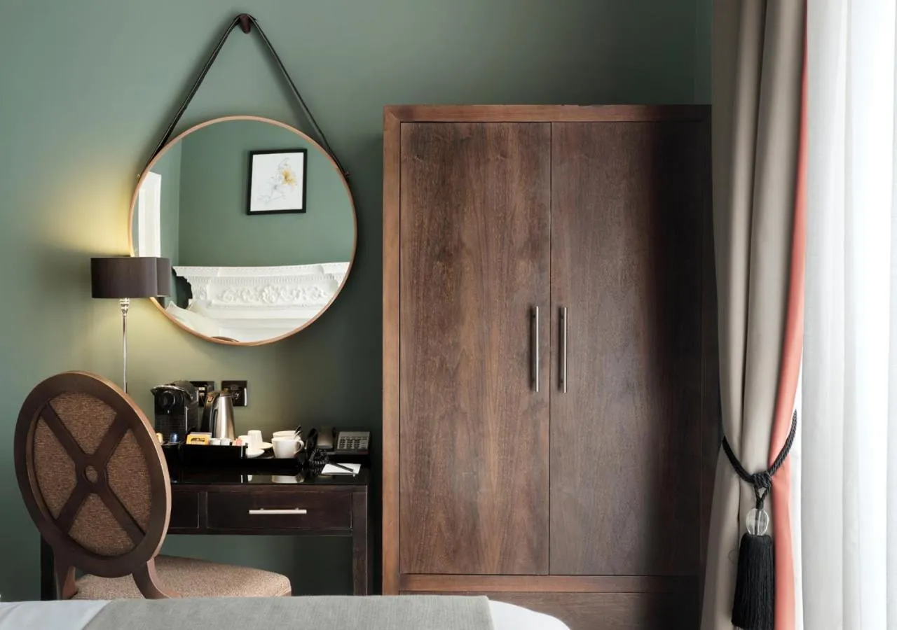 wardrobe, Bed in Montagu Place Hotel