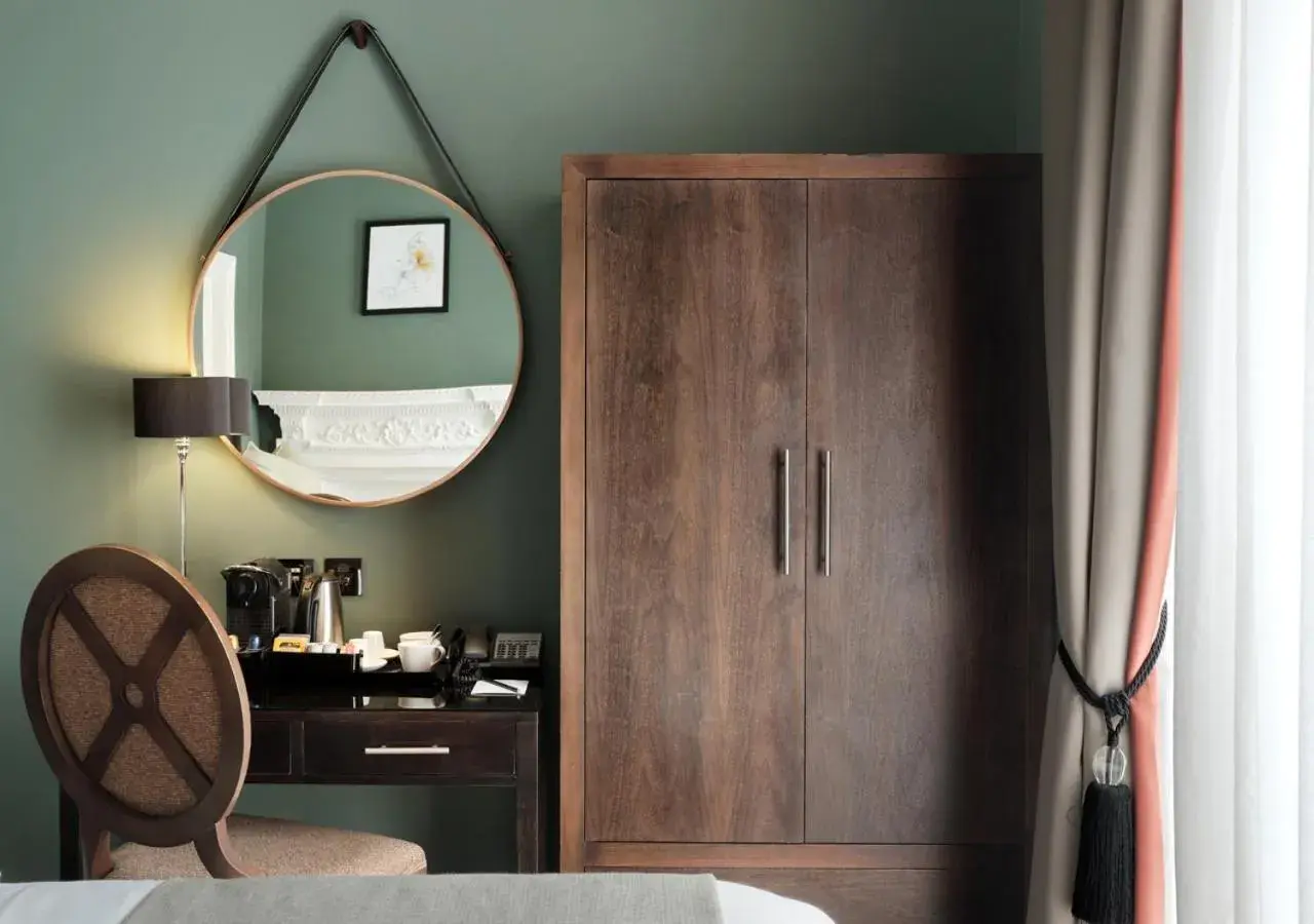 wardrobe, Bed in Montagu Place Hotel wardrobe, Bed in Montagu Place Hotel