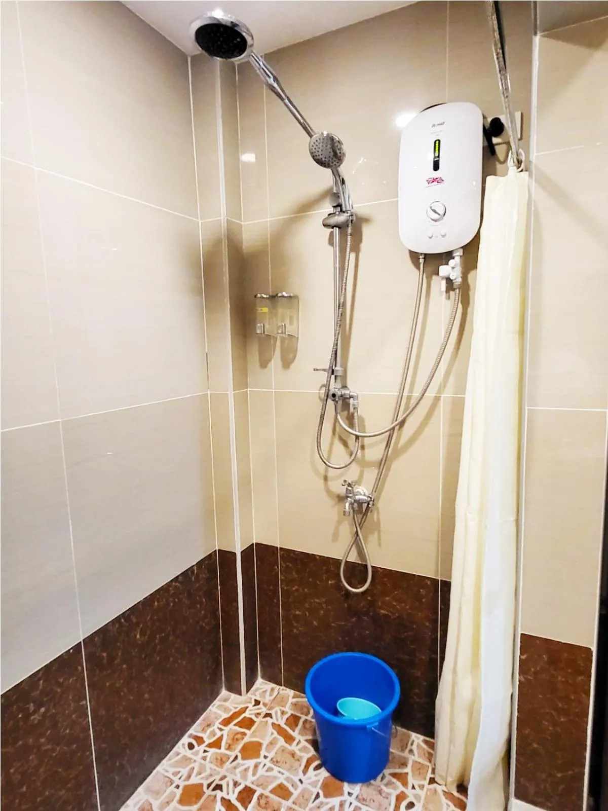 Shower in B&J Guesthouse and Tours