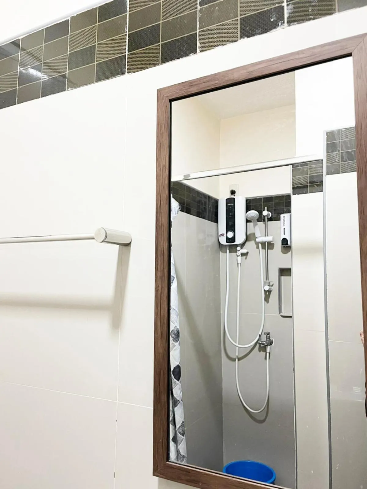 Shower in B&J Guesthouse and Tours