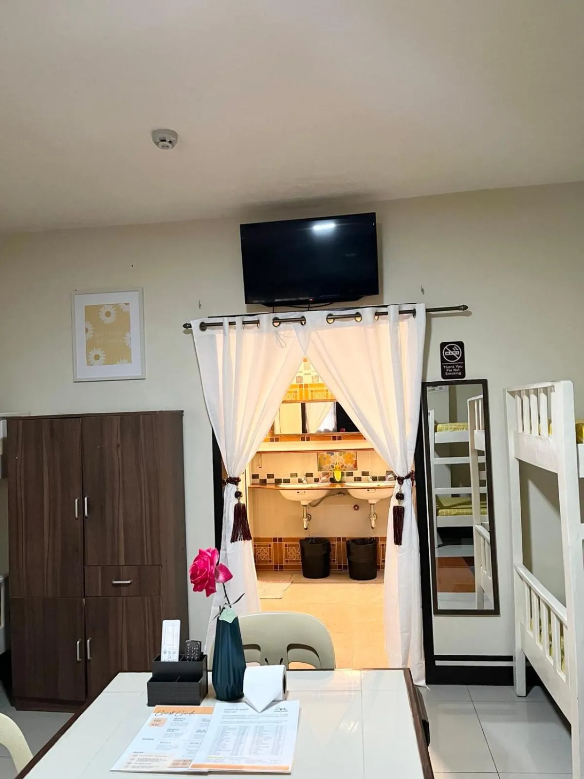 Communal lounge/ TV room, Bed in B&J Guesthouse and Tours