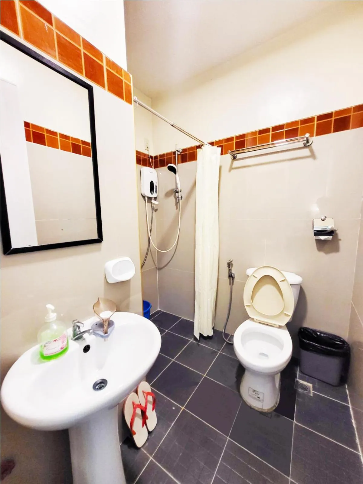 Shower in B&J Guesthouse and Tours