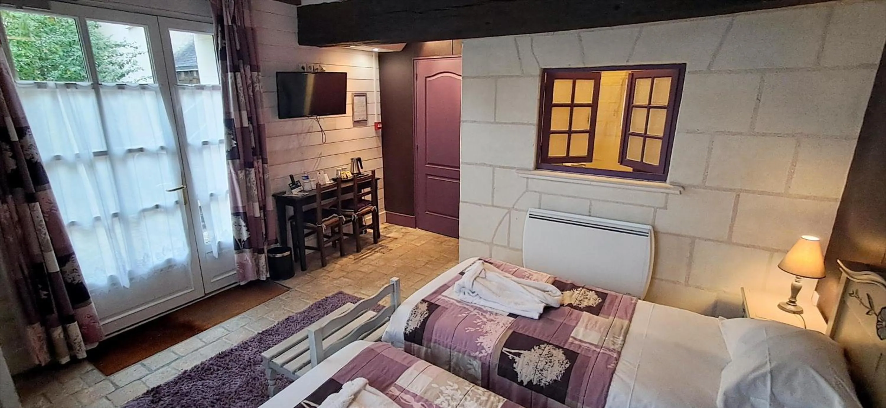 Bed in Logis Hôtel Le Bussy