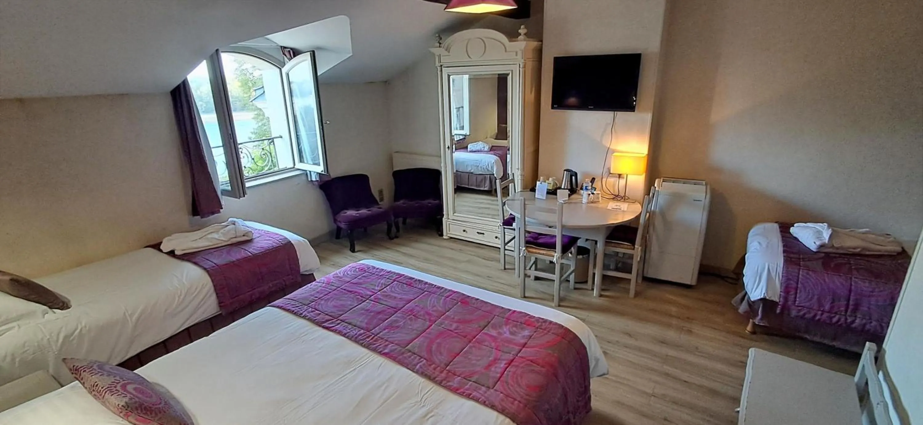 Bed in Logis Hôtel Le Bussy