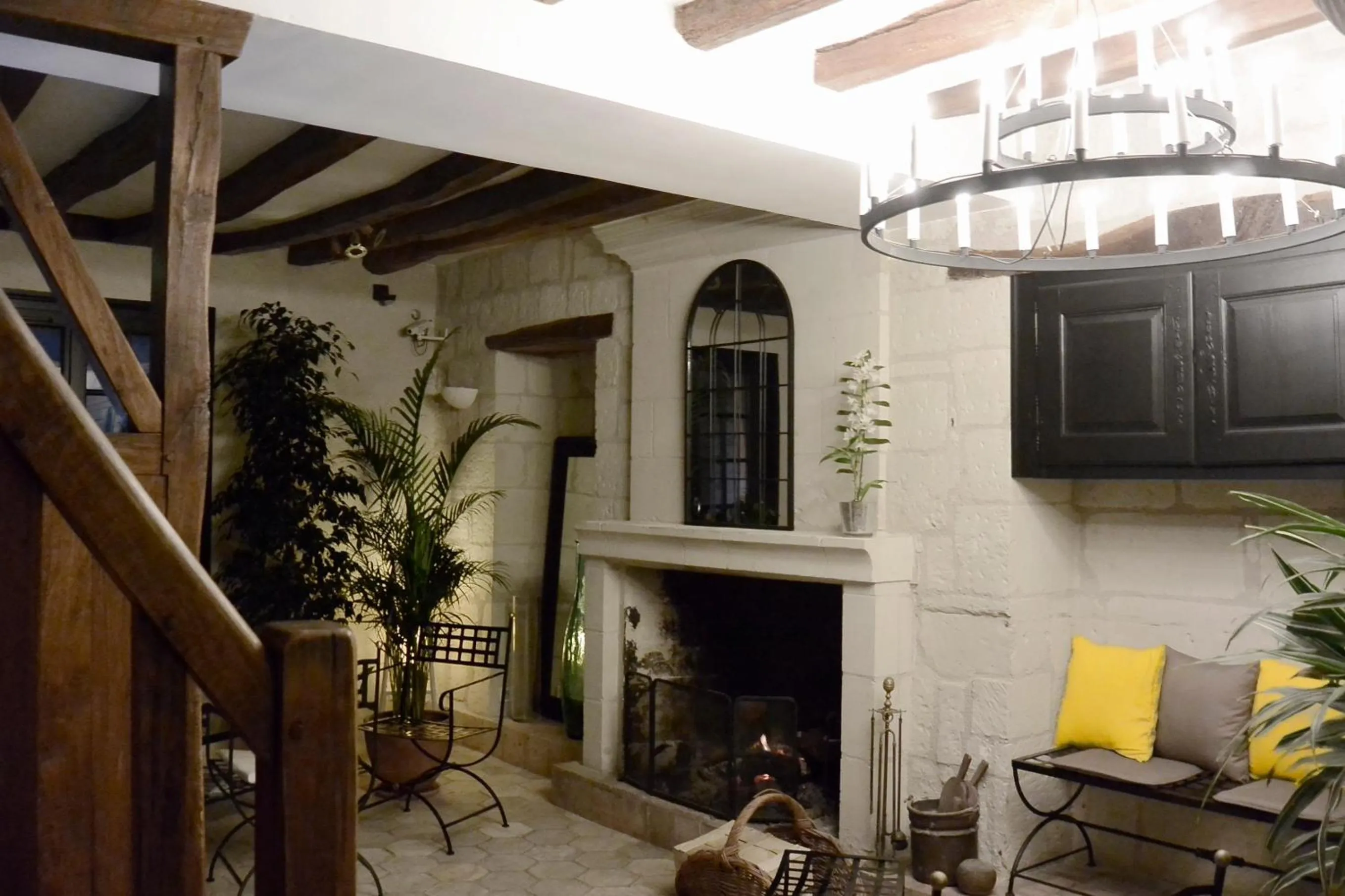 Lobby or reception in Logis Hôtel Le Bussy