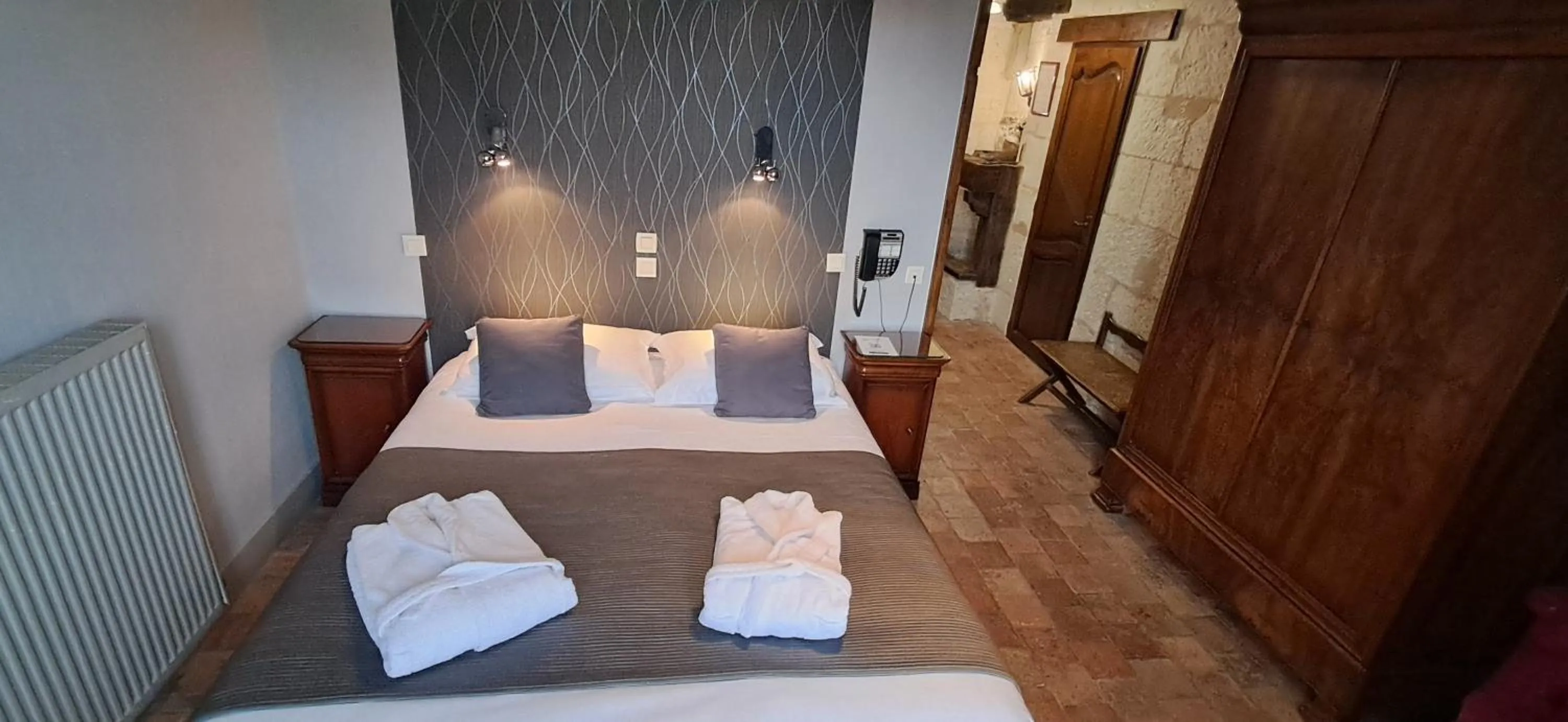 Bed in Logis Hôtel Le Bussy