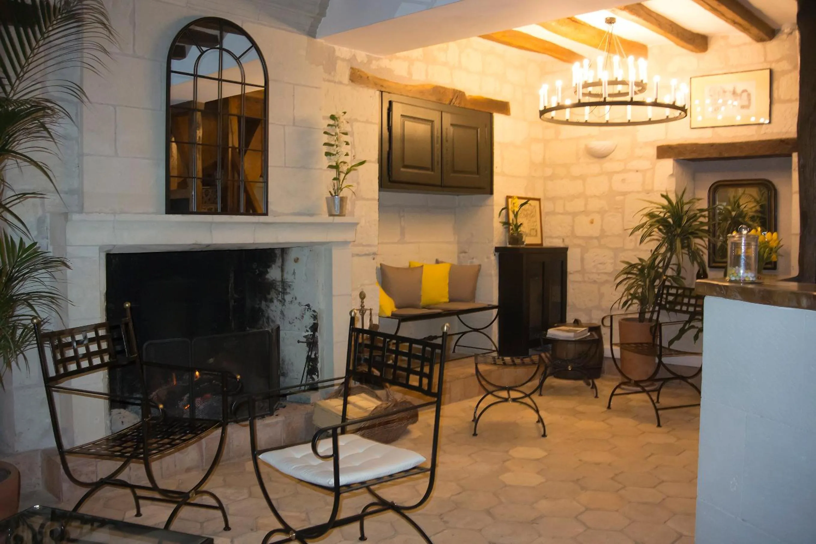 Lobby or reception in Logis Hôtel Le Bussy