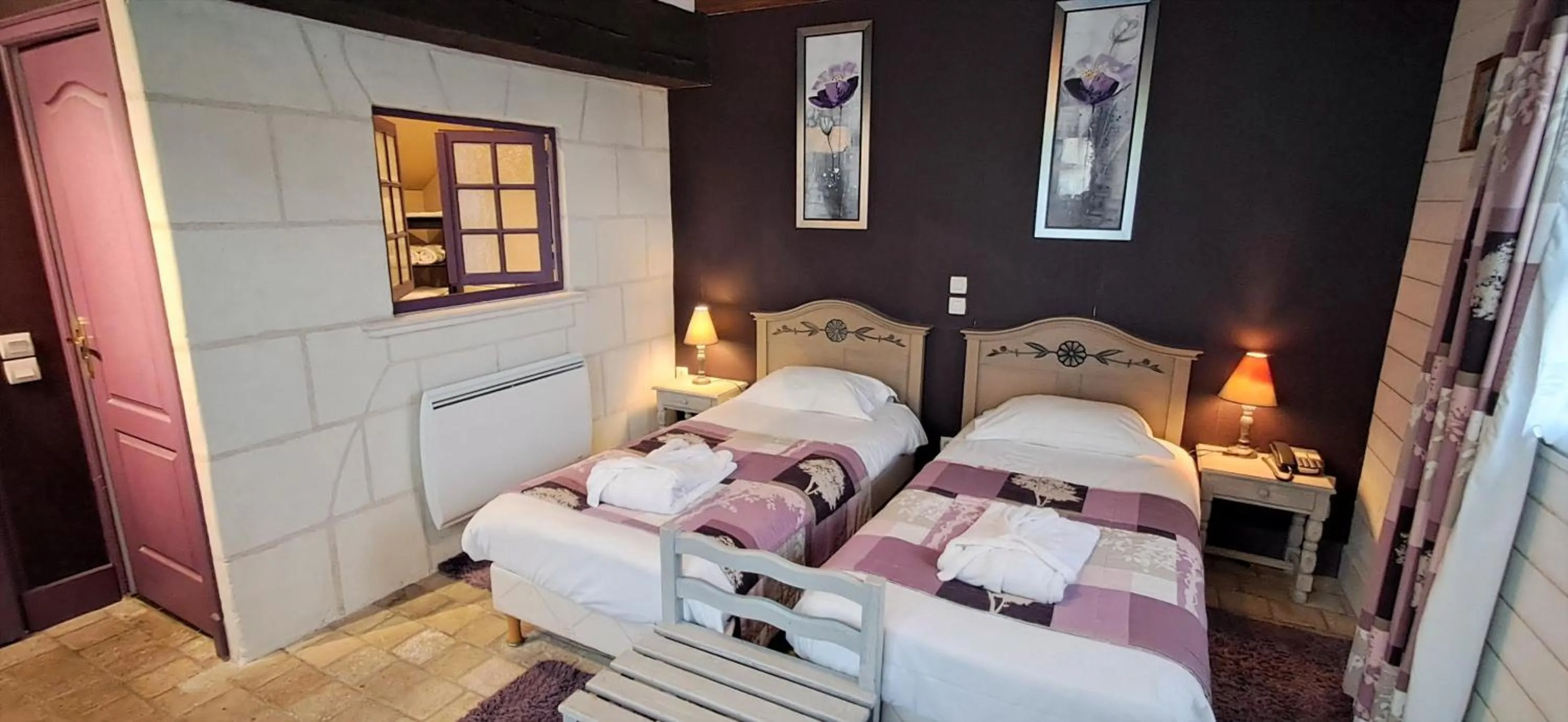 Bed in Logis Hôtel Le Bussy