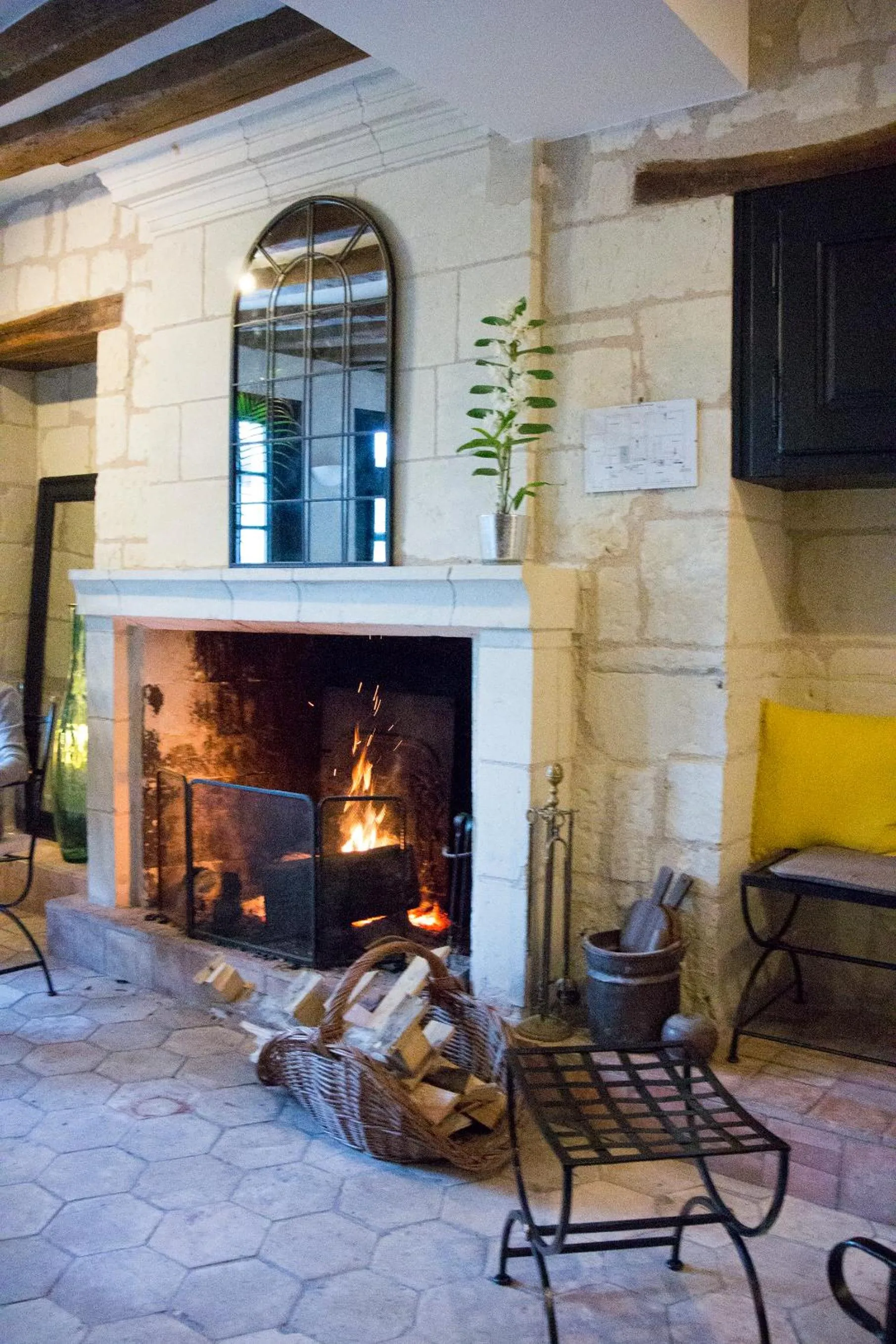 Lobby or reception in Logis Hôtel Le Bussy