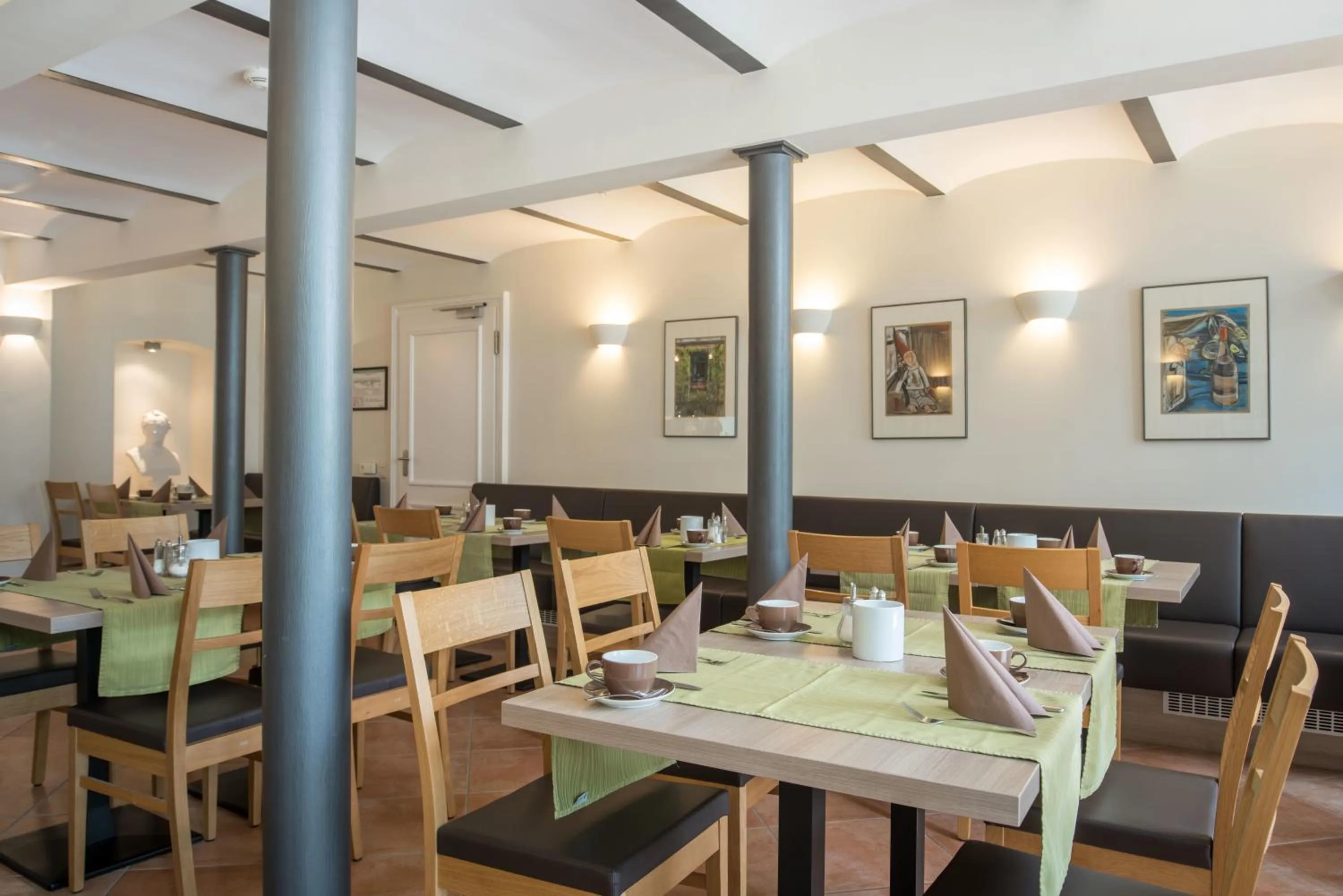 Restaurant/places to eat in Hotel am Goethehaus