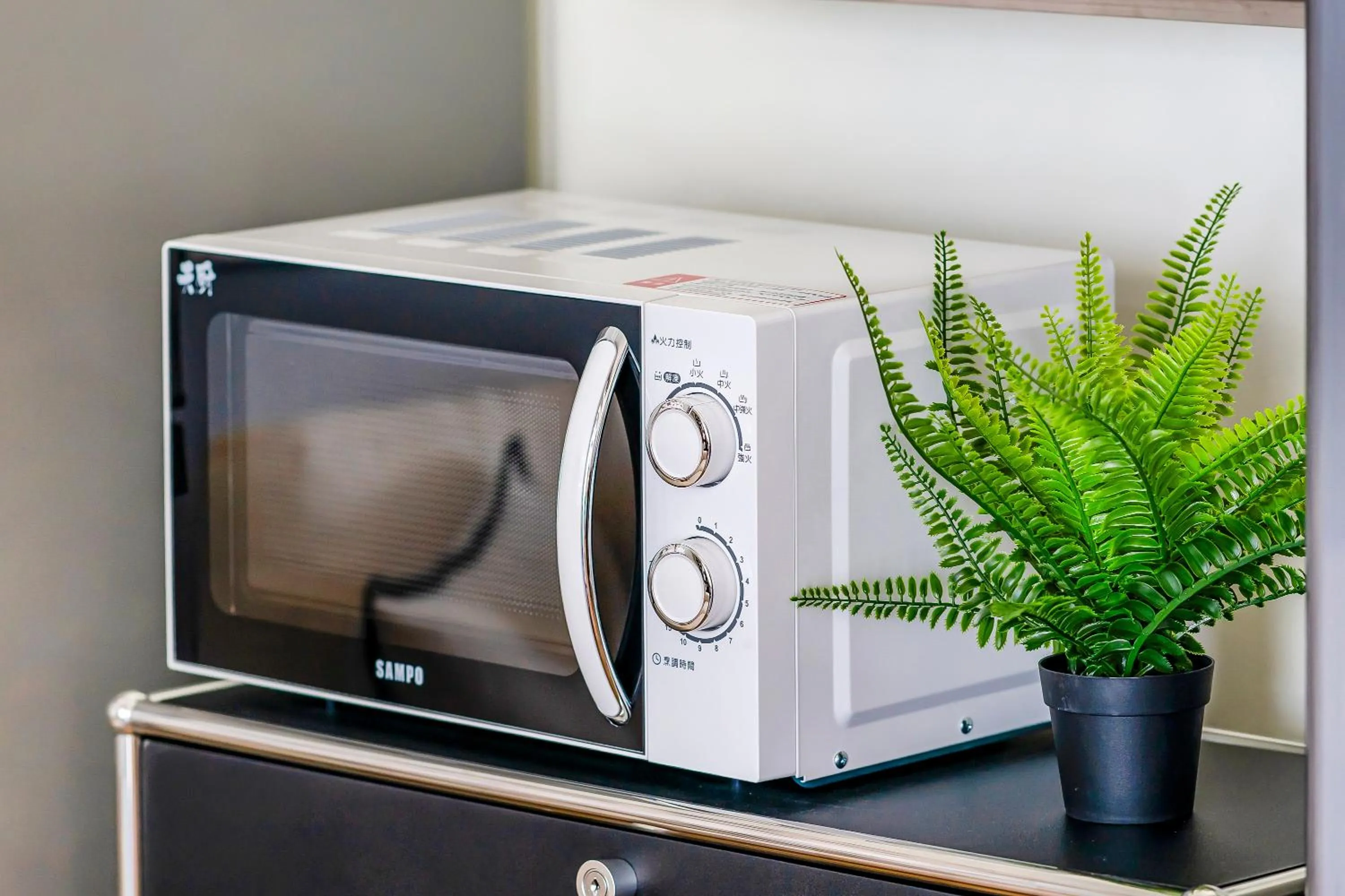 microwave in Oriental Blue Inn