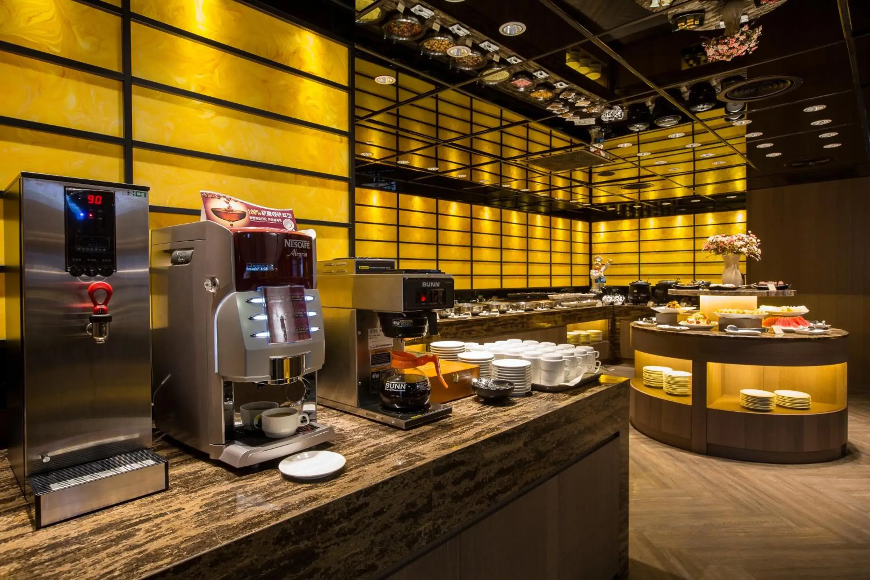 Restaurant/places to eat in Grand Forward Hotel Restaurant/places to eat in Grand Forward Hotel